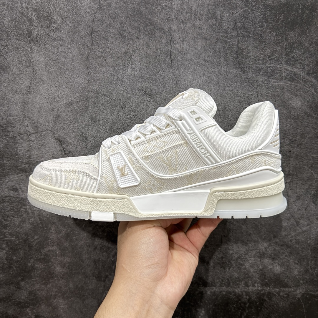 图片[2]-【顶级性价比版本】LV Trainer 白牛仔 双层飞机礼盒 中高端品质 价格超值不杀猪 非市面假特价版本 广东产 顶级品质 真材实料 不偷材料 市售数一数二的好货 放眼市场同价格绝对找不到比他更好的货⚠️ 工厂长期补货 价格优势供应 所有配色均原版购入开发打造 正确原版 超高还原度 空胶工艺 各细节到位 鞋面为细柔小牛皮 厚实织物鞋带正确扣子配件 正确牛仔布料无色差 图案对版对位 白色软质荔枝皮 老花压印到位 细节 版型全都没毛病 正确鞋垫 中高端零售 杀猪这个版本没毛病 品质见实拍 无需过多文案赘述！ 尺码： 35-38-选品中心