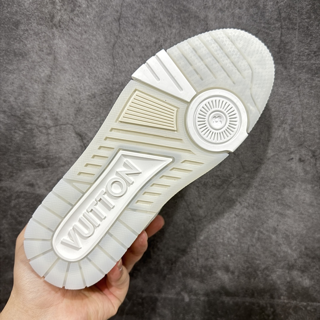 图片[9]-【顶级性价比版本】LV Trainer 白牛仔 双层飞机礼盒 中高端品质 价格超值不杀猪 非市面假特价版本 广东产 顶级品质 真材实料 不偷材料 市售数一数二的好货 放眼市场同价格绝对找不到比他更好的货⚠️ 工厂长期补货 价格优势供应 所有配色均原版购入开发打造 正确原版 超高还原度 空胶工艺 各细节到位 鞋面为细柔小牛皮 厚实织物鞋带正确扣子配件 正确牛仔布料无色差 图案对版对位 白色软质荔枝皮 老花压印到位 细节 版型全都没毛病 正确鞋垫 中高端零售 杀猪这个版本没毛病 品质见实拍 无需过多文案赘述！ 尺码： 35-38-选品中心