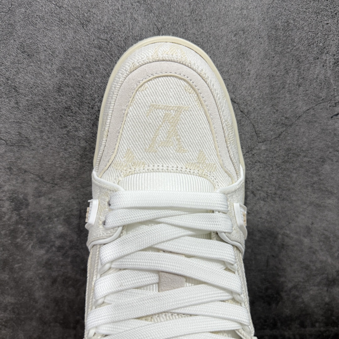 图片[5]-【顶级性价比版本】LV Trainer 白牛仔 双层飞机礼盒 中高端品质 价格超值不杀猪 非市面假特价版本 广东产 顶级品质 真材实料 不偷材料 市售数一数二的好货 放眼市场同价格绝对找不到比他更好的货⚠️ 工厂长期补货 价格优势供应 所有配色均原版购入开发打造 正确原版 超高还原度 空胶工艺 各细节到位 鞋面为细柔小牛皮 厚实织物鞋带正确扣子配件 正确牛仔布料无色差 图案对版对位 白色软质荔枝皮 老花压印到位 细节 版型全都没毛病 正确鞋垫 中高端零售 杀猪这个版本没毛病 品质见实拍 无需过多文案赘述！ 尺码： 35-38-选品中心
