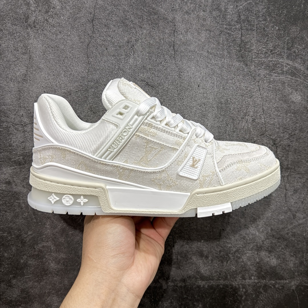 【顶级性价比版本】LV Trainer 白牛仔 双层飞机礼盒 中高端品质 价格超值不杀猪 非市面假特价版本 广东产 顶级品质 真材实料 不偷材料 市售数一数二的好货 放眼市场同价格绝对找不到比他更好的货⚠️ 工厂长期补货 价格优势供应 所有配色均原版购入开发打造 正确原版 超高还原度 空胶工艺 各细节到位 鞋面为细柔小牛皮 厚实织物鞋带正确扣子配件 正确牛仔布料无色差 图案对版对位 白色软质荔枝皮 老花压印到位 细节 版型全都没毛病 正确鞋垫 中高端零售 杀猪这个版本没毛病 品质见实拍 无需过多文案赘述! 尺码: 35-38-选品中心