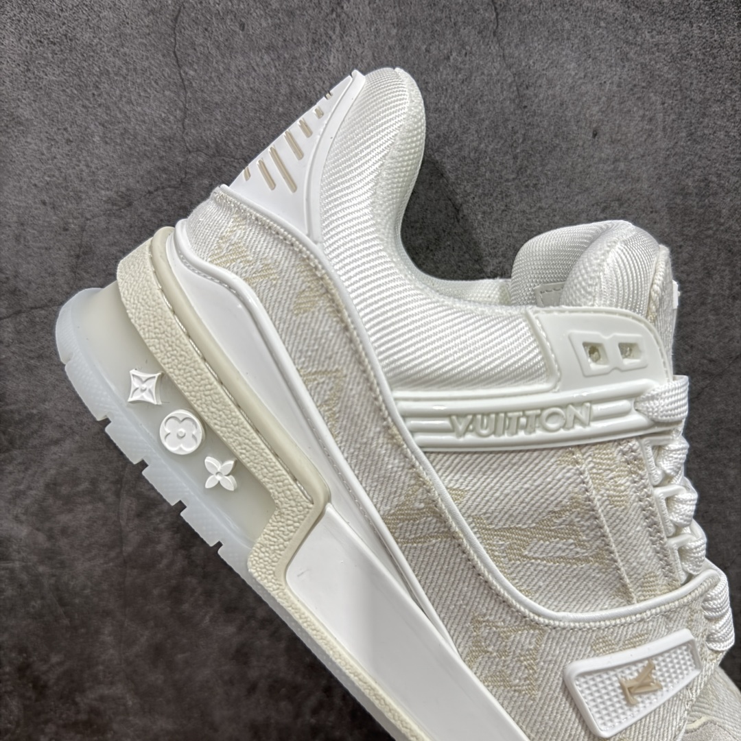 图片[7]-【顶级性价比版本】LV Trainer 白牛仔 双层飞机礼盒 中高端品质 价格超值不杀猪 非市面假特价版本 广东产 顶级品质 真材实料 不偷材料 市售数一数二的好货 放眼市场同价格绝对找不到比他更好的货⚠️ 工厂长期补货 价格优势供应 所有配色均原版购入开发打造 正确原版 超高还原度 空胶工艺 各细节到位 鞋面为细柔小牛皮 厚实织物鞋带正确扣子配件 正确牛仔布料无色差 图案对版对位 白色软质荔枝皮 老花压印到位 细节 版型全都没毛病 正确鞋垫 中高端零售 杀猪这个版本没毛病 品质见实拍 无需过多文案赘述！ 尺码： 35-38-选品中心