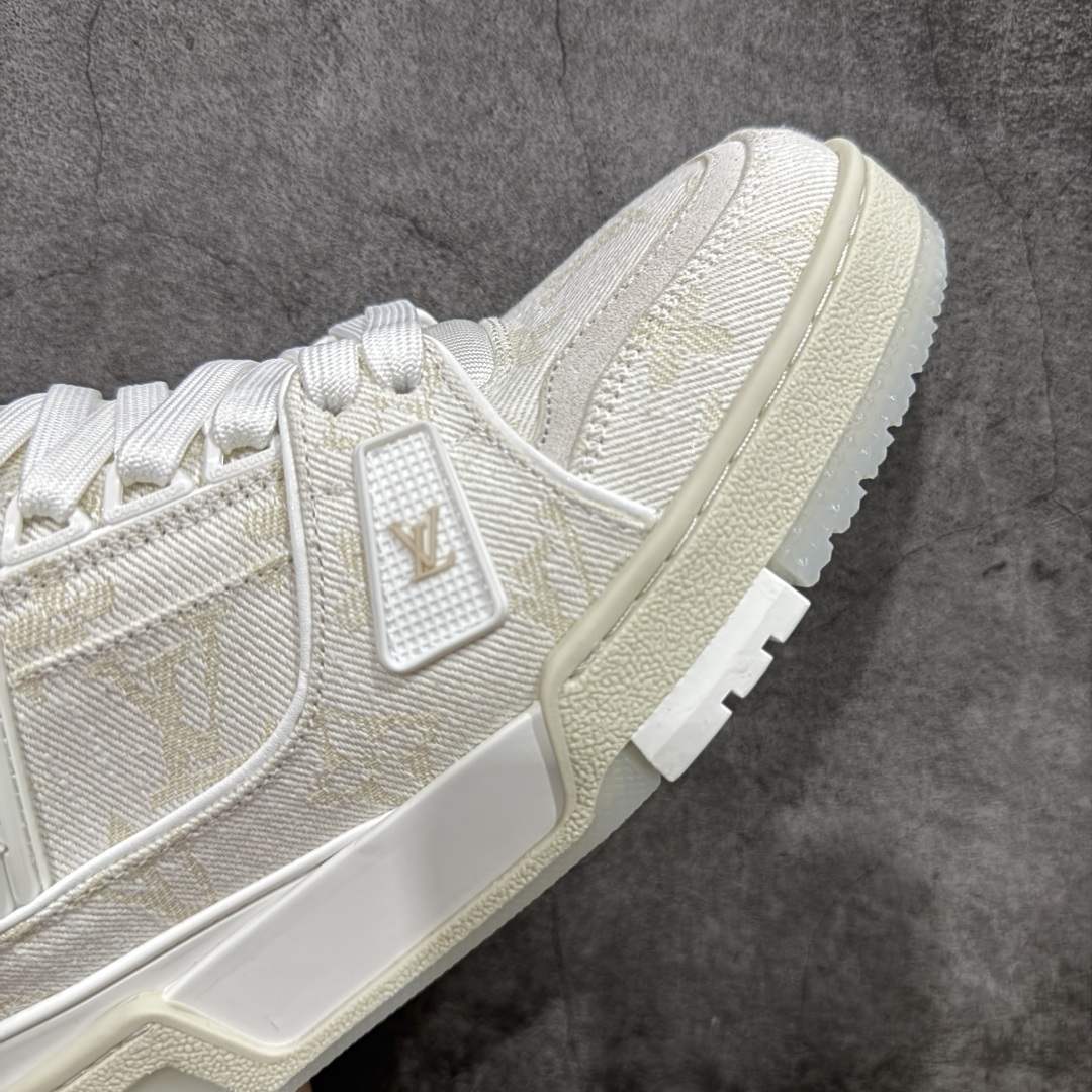 图片[6]-【顶级性价比版本】LV Trainer 白牛仔 双层飞机礼盒 中高端品质 价格超值不杀猪 非市面假特价版本 广东产 顶级品质 真材实料 不偷材料 市售数一数二的好货 放眼市场同价格绝对找不到比他更好的货⚠️ 工厂长期补货 价格优势供应 所有配色均原版购入开发打造 正确原版 超高还原度 空胶工艺 各细节到位 鞋面为细柔小牛皮 厚实织物鞋带正确扣子配件 正确牛仔布料无色差 图案对版对位 白色软质荔枝皮 老花压印到位 细节 版型全都没毛病 正确鞋垫 中高端零售 杀猪这个版本没毛病 品质见实拍 无需过多文案赘述！ 尺码： 35-38-选品中心