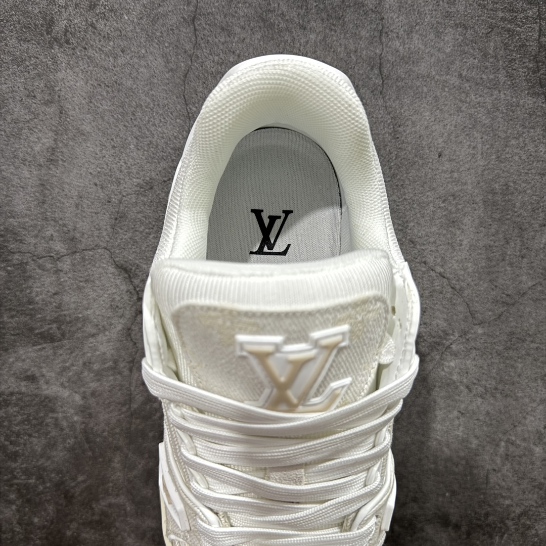 图片[8]-【顶级性价比版本】LV Trainer 白牛仔 双层飞机礼盒 中高端品质 价格超值不杀猪 非市面假特价版本 广东产 顶级品质 真材实料 不偷材料 市售数一数二的好货 放眼市场同价格绝对找不到比他更好的货⚠️ 工厂长期补货 价格优势供应 所有配色均原版购入开发打造 正确原版 超高还原度 空胶工艺 各细节到位 鞋面为细柔小牛皮 厚实织物鞋带正确扣子配件 正确牛仔布料无色差 图案对版对位 白色软质荔枝皮 老花压印到位 细节 版型全都没毛病 正确鞋垫 中高端零售 杀猪这个版本没毛病 品质见实拍 无需过多文案赘述！ 尺码： 35-38-选品中心