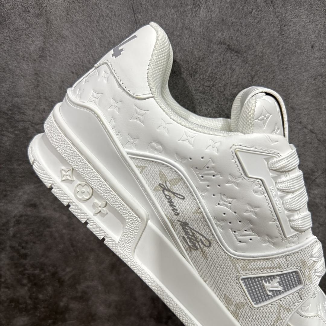 图片[7]-【顶级性价比版本】LV Trainer 3D全白 双层飞机礼盒 中高端品质 价格超值不杀猪 非市面假特价版本 广东产 顶级品质 真材实料 不偷材料 市售数一数二的好货 放眼市场同价格绝对找不到比他更好的货⚠️ 工厂长期补货 价格优势供应 所有配色均原版购入开发打造 正确原版 超高还原度 空胶工艺 各细节到位 鞋面为细柔小牛皮 厚实织物鞋带正确扣子配件 正确牛仔布料无色差 图案对版对位 白色软质荔枝皮 老花压印到位 细节 版型全都没毛病 正确鞋垫 中高端零售 杀猪这个版本没毛病 品质见实拍 无需过多文案赘述！ 尺码： 35-45-选品中心