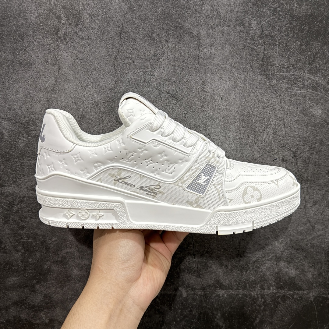 【顶级性价比版本】LV Trainer 3D全白 双层飞机礼盒 中高端品质 价格超值不杀猪 非市面假特价版本 广东产 顶级品质 真材实料 不偷材料 市售数一数二的好货 放眼市场同价格绝对找不到比他更好的货⚠️ 工厂长期补货 价格优势供应 所有配色均原版购入开发打造 正确原版 超高还原度 空胶工艺 各细节到位 鞋面为细柔小牛皮 厚实织物鞋带正确扣子配件 正确牛仔布料无色差 图案对版对位 白色软质荔枝皮 老花压印到位 细节 版型全都没毛病 正确鞋垫 中高端零售 杀猪这个版本没毛病 品质见实拍 无需过多文案赘述! 尺码: 35-45-选品中心