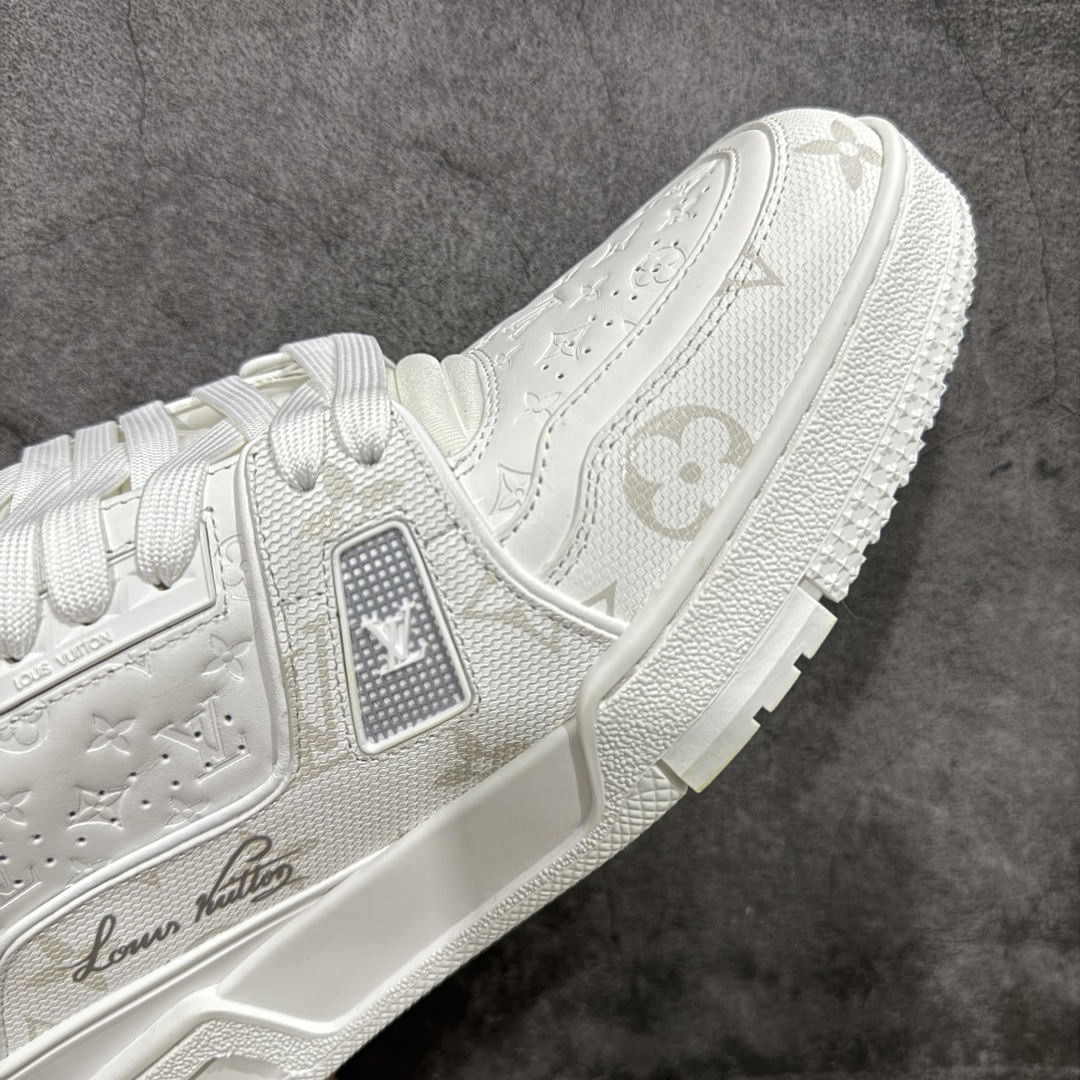 图片[6]-【顶级性价比版本】LV Trainer 3D全白 双层飞机礼盒 中高端品质 价格超值不杀猪 非市面假特价版本 广东产 顶级品质 真材实料 不偷材料 市售数一数二的好货 放眼市场同价格绝对找不到比他更好的货⚠️ 工厂长期补货 价格优势供应 所有配色均原版购入开发打造 正确原版 超高还原度 空胶工艺 各细节到位 鞋面为细柔小牛皮 厚实织物鞋带正确扣子配件 正确牛仔布料无色差 图案对版对位 白色软质荔枝皮 老花压印到位 细节 版型全都没毛病 正确鞋垫 中高端零售 杀猪这个版本没毛病 品质见实拍 无需过多文案赘述！ 尺码： 35-45-选品中心