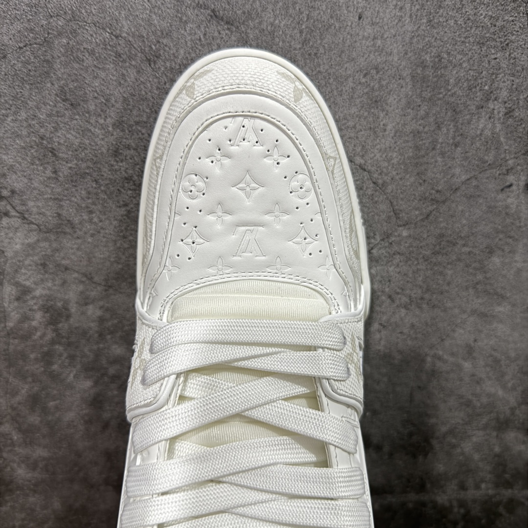 图片[5]-【顶级性价比版本】LV Trainer 3D全白 双层飞机礼盒 中高端品质 价格超值不杀猪 非市面假特价版本 广东产 顶级品质 真材实料 不偷材料 市售数一数二的好货 放眼市场同价格绝对找不到比他更好的货⚠️ 工厂长期补货 价格优势供应 所有配色均原版购入开发打造 正确原版 超高还原度 空胶工艺 各细节到位 鞋面为细柔小牛皮 厚实织物鞋带正确扣子配件 正确牛仔布料无色差 图案对版对位 白色软质荔枝皮 老花压印到位 细节 版型全都没毛病 正确鞋垫 中高端零售 杀猪这个版本没毛病 品质见实拍 无需过多文案赘述！ 尺码： 35-45-选品中心