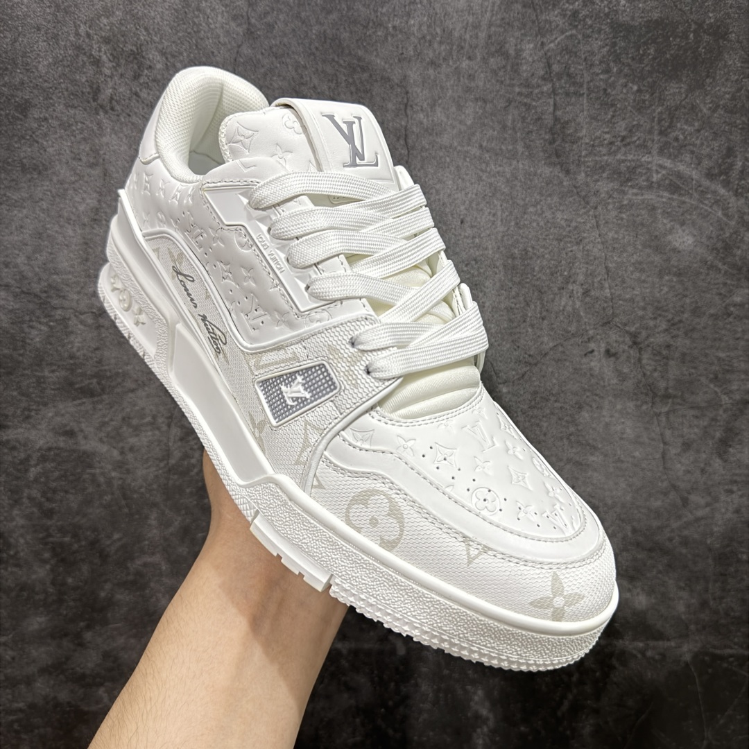 图片[3]-【顶级性价比版本】LV Trainer 3D全白 双层飞机礼盒 中高端品质 价格超值不杀猪 非市面假特价版本 广东产 顶级品质 真材实料 不偷材料 市售数一数二的好货 放眼市场同价格绝对找不到比他更好的货⚠️ 工厂长期补货 价格优势供应 所有配色均原版购入开发打造 正确原版 超高还原度 空胶工艺 各细节到位 鞋面为细柔小牛皮 厚实织物鞋带正确扣子配件 正确牛仔布料无色差 图案对版对位 白色软质荔枝皮 老花压印到位 细节 版型全都没毛病 正确鞋垫 中高端零售 杀猪这个版本没毛病 品质见实拍 无需过多文案赘述！ 尺码： 35-45-选品中心