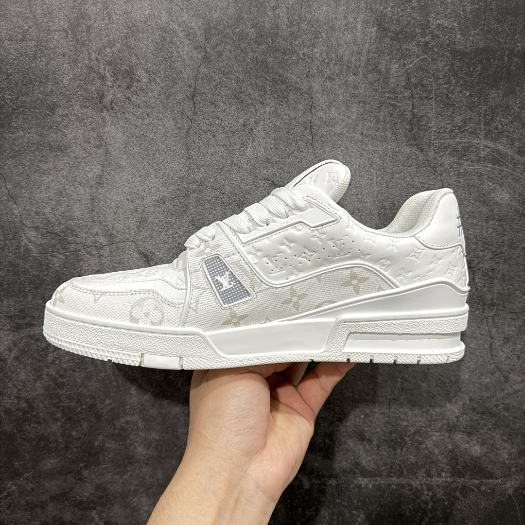 图片[2]-【顶级性价比版本】LV Trainer 3D全白 双层飞机礼盒 中高端品质 价格超值不杀猪 非市面假特价版本 广东产 顶级品质 真材实料 不偷材料 市售数一数二的好货 放眼市场同价格绝对找不到比他更好的货⚠️ 工厂长期补货 价格优势供应 所有配色均原版购入开发打造 正确原版 超高还原度 空胶工艺 各细节到位 鞋面为细柔小牛皮 厚实织物鞋带正确扣子配件 正确牛仔布料无色差 图案对版对位 白色软质荔枝皮 老花压印到位 细节 版型全都没毛病 正确鞋垫 中高端零售 杀猪这个版本没毛病 品质见实拍 无需过多文案赘述！ 尺码： 35-45-选品中心