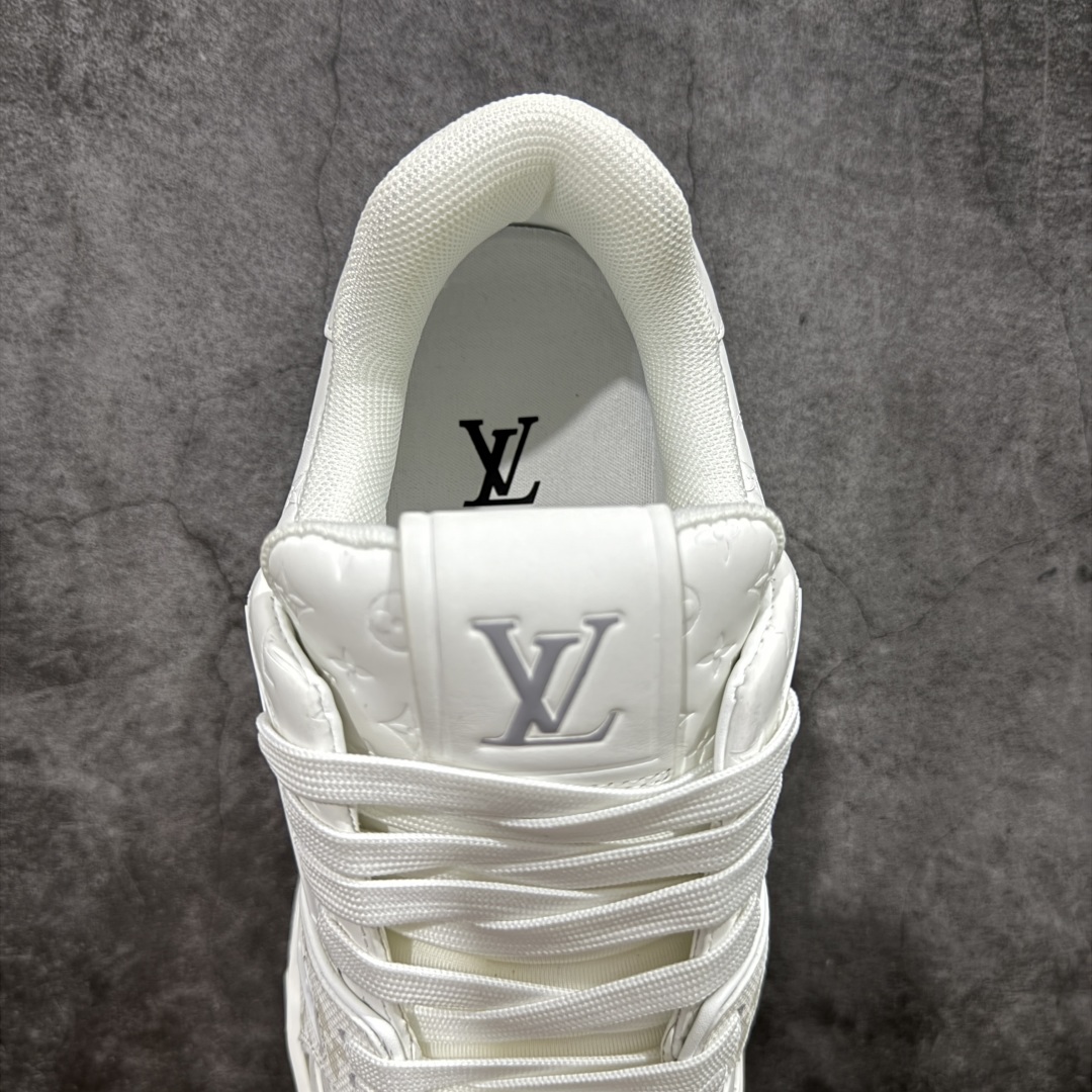 图片[8]-【顶级性价比版本】LV Trainer 3D全白 双层飞机礼盒 中高端品质 价格超值不杀猪 非市面假特价版本 广东产 顶级品质 真材实料 不偷材料 市售数一数二的好货 放眼市场同价格绝对找不到比他更好的货⚠️ 工厂长期补货 价格优势供应 所有配色均原版购入开发打造 正确原版 超高还原度 空胶工艺 各细节到位 鞋面为细柔小牛皮 厚实织物鞋带正确扣子配件 正确牛仔布料无色差 图案对版对位 白色软质荔枝皮 老花压印到位 细节 版型全都没毛病 正确鞋垫 中高端零售 杀猪这个版本没毛病 品质见实拍 无需过多文案赘述！ 尺码： 35-45-选品中心