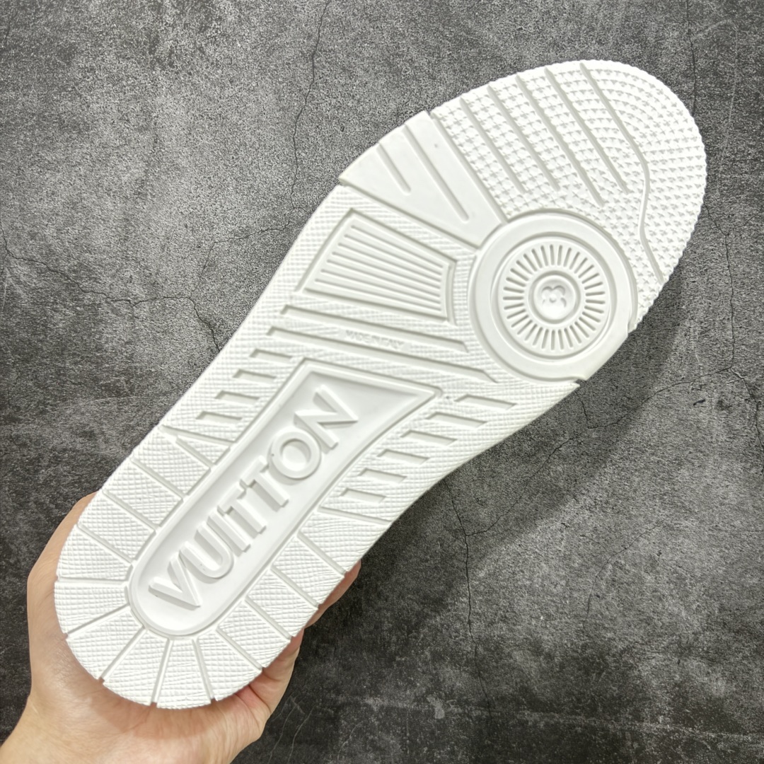 图片[9]-【顶级性价比版本】LV Trainer 3D全白 双层飞机礼盒 中高端品质 价格超值不杀猪 非市面假特价版本 广东产 顶级品质 真材实料 不偷材料 市售数一数二的好货 放眼市场同价格绝对找不到比他更好的货⚠️ 工厂长期补货 价格优势供应 所有配色均原版购入开发打造 正确原版 超高还原度 空胶工艺 各细节到位 鞋面为细柔小牛皮 厚实织物鞋带正确扣子配件 正确牛仔布料无色差 图案对版对位 白色软质荔枝皮 老花压印到位 细节 版型全都没毛病 正确鞋垫 中高端零售 杀猪这个版本没毛病 品质见实拍 无需过多文案赘述！ 尺码： 35-45-选品中心