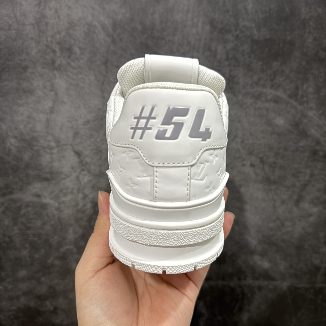 图片[4]-【顶级性价比版本】LV Trainer 3D全白 双层飞机礼盒 中高端品质 价格超值不杀猪 非市面假特价版本 广东产 顶级品质 真材实料 不偷材料 市售数一数二的好货 放眼市场同价格绝对找不到比他更好的货⚠️ 工厂长期补货 价格优势供应 所有配色均原版购入开发打造 正确原版 超高还原度 空胶工艺 各细节到位 鞋面为细柔小牛皮 厚实织物鞋带正确扣子配件 正确牛仔布料无色差 图案对版对位 白色软质荔枝皮 老花压印到位 细节 版型全都没毛病 正确鞋垫 中高端零售 杀猪这个版本没毛病 品质见实拍 无需过多文案赘述！ 尺码： 35-45-选品中心