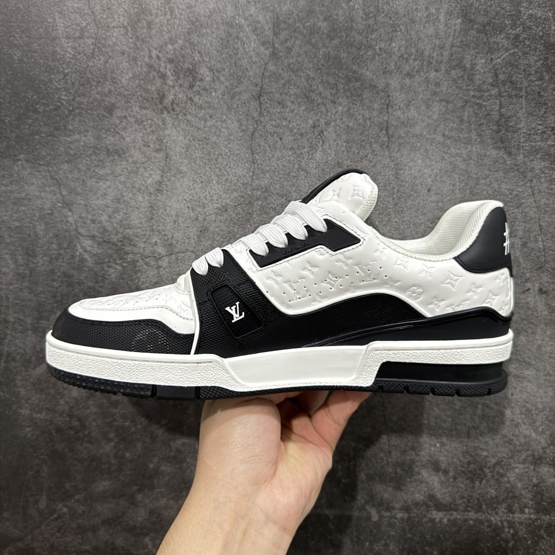 图片[2]-【顶级性价比版本】LV Trainer 3D黑白 双层飞机礼盒 中高端品质 价格超值不杀猪 非市面假特价版本 广东产 顶级品质 真材实料 不偷材料 市售数一数二的好货 放眼市场同价格绝对找不到比他更好的货⚠️ 工厂长期补货 价格优势供应 所有配色均原版购入开发打造 正确原版 超高还原度 空胶工艺 各细节到位 鞋面为细柔小牛皮 厚实织物鞋带正确扣子配件 正确牛仔布料无色差 图案对版对位 白色软质荔枝皮 老花压印到位 细节 版型全都没毛病 正确鞋垫 中高端零售 杀猪这个版本没毛病 品质见实拍 无需过多文案赘述！ 尺码： 39-45-选品中心