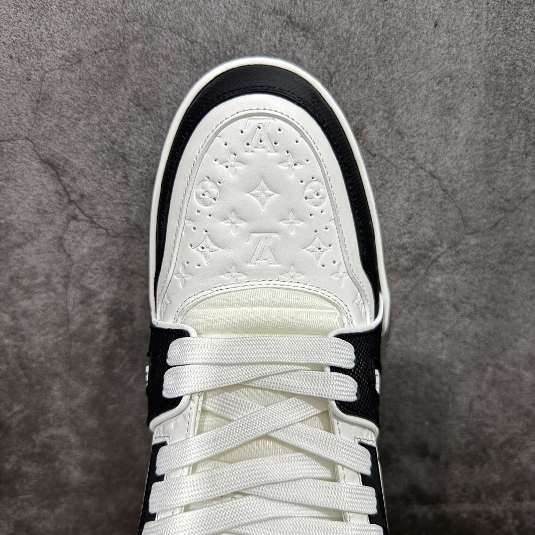 图片[5]-【顶级性价比版本】LV Trainer 3D黑白 双层飞机礼盒 中高端品质 价格超值不杀猪 非市面假特价版本 广东产 顶级品质 真材实料 不偷材料 市售数一数二的好货 放眼市场同价格绝对找不到比他更好的货⚠️ 工厂长期补货 价格优势供应 所有配色均原版购入开发打造 正确原版 超高还原度 空胶工艺 各细节到位 鞋面为细柔小牛皮 厚实织物鞋带正确扣子配件 正确牛仔布料无色差 图案对版对位 白色软质荔枝皮 老花压印到位 细节 版型全都没毛病 正确鞋垫 中高端零售 杀猪这个版本没毛病 品质见实拍 无需过多文案赘述！ 尺码： 39-45-选品中心