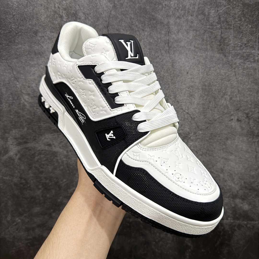 图片[3]-【顶级性价比版本】LV Trainer 3D黑白 双层飞机礼盒 中高端品质 价格超值不杀猪 非市面假特价版本 广东产 顶级品质 真材实料 不偷材料 市售数一数二的好货 放眼市场同价格绝对找不到比他更好的货⚠️ 工厂长期补货 价格优势供应 所有配色均原版购入开发打造 正确原版 超高还原度 空胶工艺 各细节到位 鞋面为细柔小牛皮 厚实织物鞋带正确扣子配件 正确牛仔布料无色差 图案对版对位 白色软质荔枝皮 老花压印到位 细节 版型全都没毛病 正确鞋垫 中高端零售 杀猪这个版本没毛病 品质见实拍 无需过多文案赘述！ 尺码： 39-45-选品中心