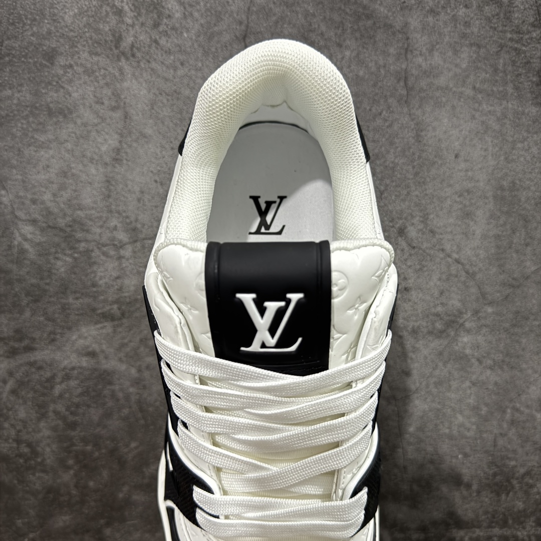 图片[8]-【顶级性价比版本】LV Trainer 3D黑白 双层飞机礼盒 中高端品质 价格超值不杀猪 非市面假特价版本 广东产 顶级品质 真材实料 不偷材料 市售数一数二的好货 放眼市场同价格绝对找不到比他更好的货⚠️ 工厂长期补货 价格优势供应 所有配色均原版购入开发打造 正确原版 超高还原度 空胶工艺 各细节到位 鞋面为细柔小牛皮 厚实织物鞋带正确扣子配件 正确牛仔布料无色差 图案对版对位 白色软质荔枝皮 老花压印到位 细节 版型全都没毛病 正确鞋垫 中高端零售 杀猪这个版本没毛病 品质见实拍 无需过多文案赘述！ 尺码： 39-45-选品中心