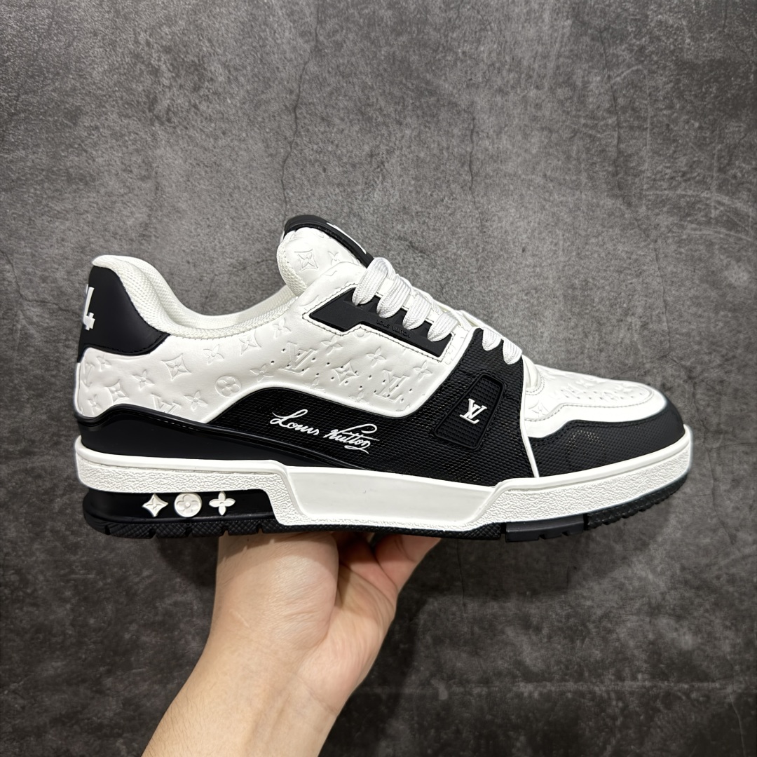 【顶级性价比版本】LV Trainer 3D黑白 双层飞机礼盒 中高端品质 价格超值不杀猪 非市面假特价版本 广东产 顶级品质 真材实料 不偷材料 市售数一数二的好货 放眼市场同价格绝对找不到比他更好的货⚠️ 工厂长期补货 价格优势供应 所有配色均原版购入开发打造 正确原版 超高还原度 空胶工艺 各细节到位 鞋面为细柔小牛皮 厚实织物鞋带正确扣子配件 正确牛仔布料无色差 图案对版对位 白色软质荔枝皮 老花压印到位 细节 版型全都没毛病 正确鞋垫 中高端零售 杀猪这个版本没毛病 品质见实拍 无需过多文案赘述! 尺码: 39-45-选品中心