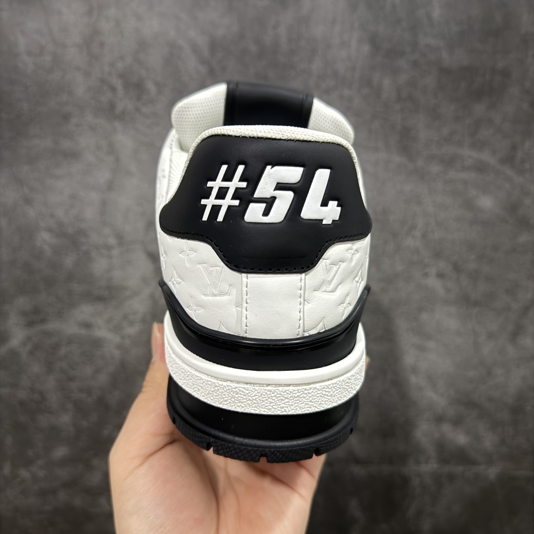 图片[4]-【顶级性价比版本】LV Trainer 3D黑白 双层飞机礼盒 中高端品质 价格超值不杀猪 非市面假特价版本 广东产 顶级品质 真材实料 不偷材料 市售数一数二的好货 放眼市场同价格绝对找不到比他更好的货⚠️ 工厂长期补货 价格优势供应 所有配色均原版购入开发打造 正确原版 超高还原度 空胶工艺 各细节到位 鞋面为细柔小牛皮 厚实织物鞋带正确扣子配件 正确牛仔布料无色差 图案对版对位 白色软质荔枝皮 老花压印到位 细节 版型全都没毛病 正确鞋垫 中高端零售 杀猪这个版本没毛病 品质见实拍 无需过多文案赘述！ 尺码： 39-45-选品中心