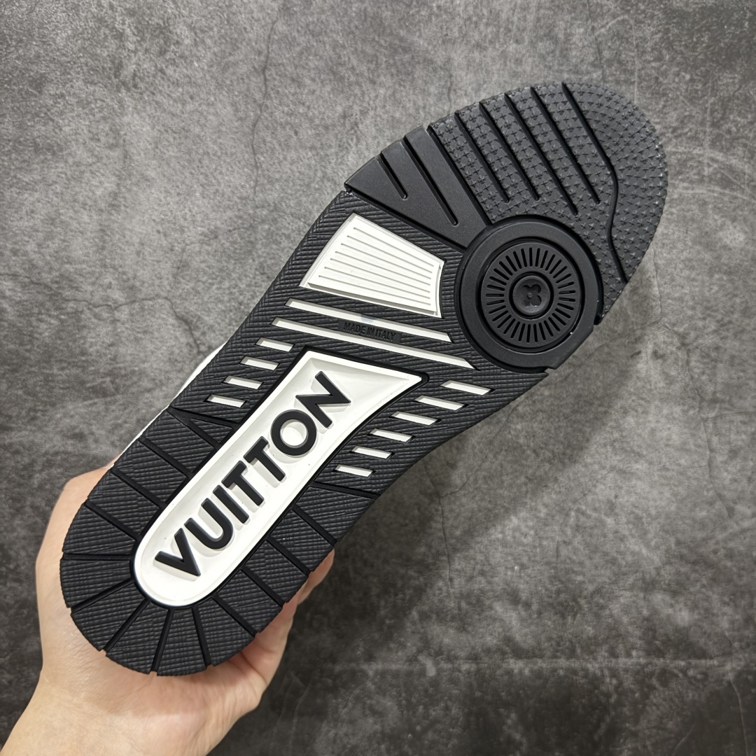 图片[9]-【顶级性价比版本】LV Trainer 3D黑白 双层飞机礼盒 中高端品质 价格超值不杀猪 非市面假特价版本 广东产 顶级品质 真材实料 不偷材料 市售数一数二的好货 放眼市场同价格绝对找不到比他更好的货⚠️ 工厂长期补货 价格优势供应 所有配色均原版购入开发打造 正确原版 超高还原度 空胶工艺 各细节到位 鞋面为细柔小牛皮 厚实织物鞋带正确扣子配件 正确牛仔布料无色差 图案对版对位 白色软质荔枝皮 老花压印到位 细节 版型全都没毛病 正确鞋垫 中高端零售 杀猪这个版本没毛病 品质见实拍 无需过多文案赘述！ 尺码： 39-45-选品中心