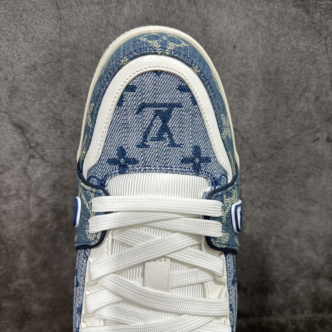图片[5]-【顶级性价比版本】LV Trainer 满蓝牛仔 双层飞机礼盒 中高端品质 价格超值不杀猪 非市面假特价版本 广东产 顶级品质 真材实料 不偷材料 市售数一数二的好货 放眼市场同价格绝对找不到比他更好的货⚠️ 工厂长期补货 价格优势供应 所有配色均原版购入开发打造 正确原版 超高还原度 空胶工艺 各细节到位 鞋面为细柔小牛皮 厚实织物鞋带正确扣子配件 正确牛仔布料无色差 图案对版对位 白色软质荔枝皮 老花压印到位 细节 版型全都没毛病 正确鞋垫 中高端零售 杀猪这个版本没毛病 品质见实拍 无需过多文案赘述！ 尺码： 39-45-选品中心