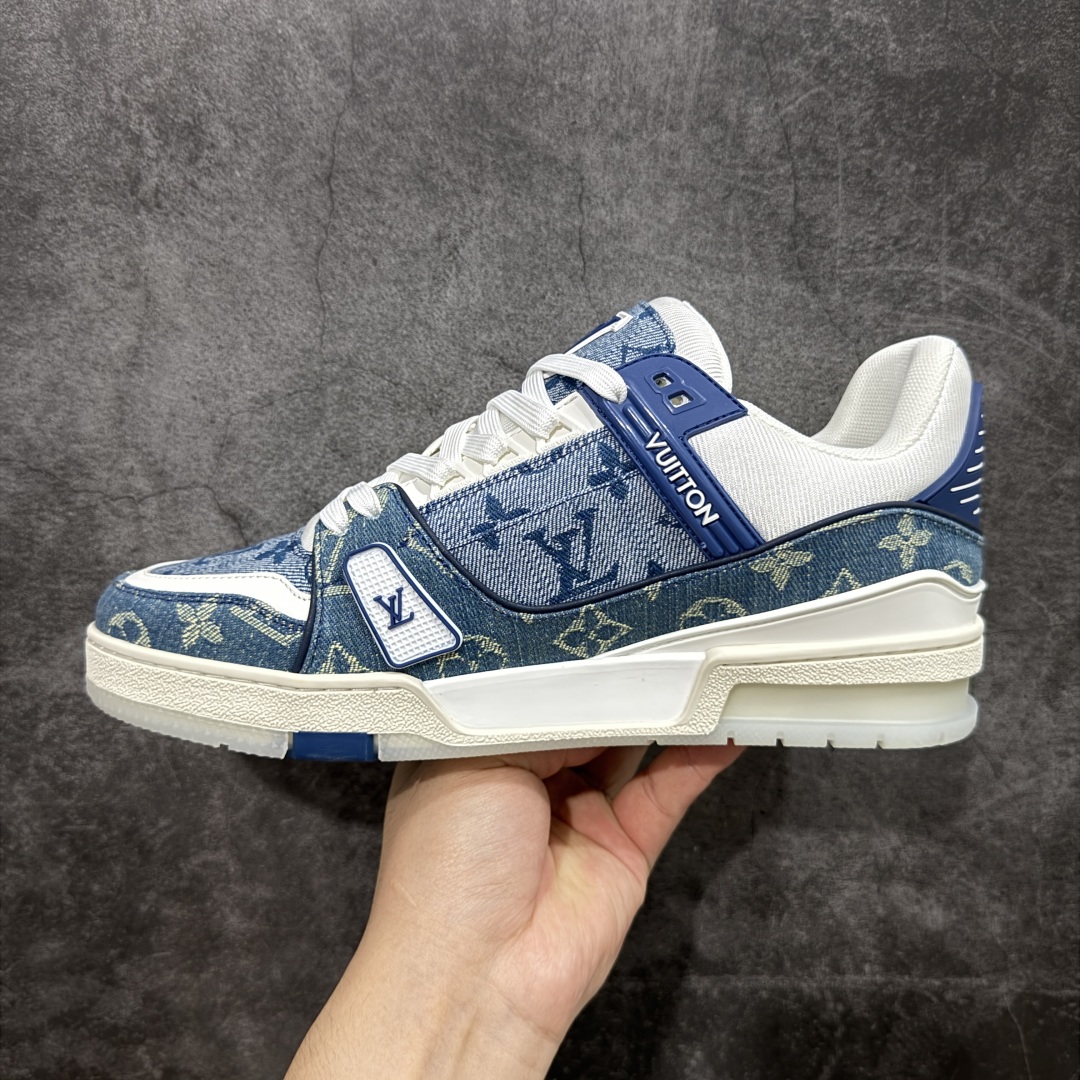 图片[2]-【顶级性价比版本】LV Trainer 满蓝牛仔 双层飞机礼盒 中高端品质 价格超值不杀猪 非市面假特价版本 广东产 顶级品质 真材实料 不偷材料 市售数一数二的好货 放眼市场同价格绝对找不到比他更好的货⚠️ 工厂长期补货 价格优势供应 所有配色均原版购入开发打造 正确原版 超高还原度 空胶工艺 各细节到位 鞋面为细柔小牛皮 厚实织物鞋带正确扣子配件 正确牛仔布料无色差 图案对版对位 白色软质荔枝皮 老花压印到位 细节 版型全都没毛病 正确鞋垫 中高端零售 杀猪这个版本没毛病 品质见实拍 无需过多文案赘述！ 尺码： 39-45-选品中心