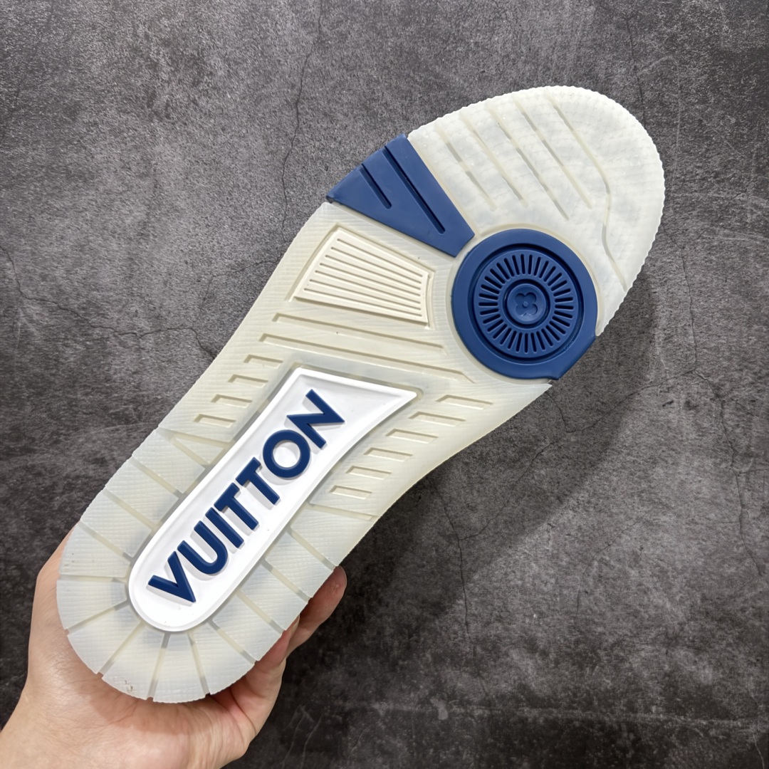 图片[9]-【顶级性价比版本】LV Trainer 满蓝牛仔 双层飞机礼盒 中高端品质 价格超值不杀猪 非市面假特价版本 广东产 顶级品质 真材实料 不偷材料 市售数一数二的好货 放眼市场同价格绝对找不到比他更好的货⚠️ 工厂长期补货 价格优势供应 所有配色均原版购入开发打造 正确原版 超高还原度 空胶工艺 各细节到位 鞋面为细柔小牛皮 厚实织物鞋带正确扣子配件 正确牛仔布料无色差 图案对版对位 白色软质荔枝皮 老花压印到位 细节 版型全都没毛病 正确鞋垫 中高端零售 杀猪这个版本没毛病 品质见实拍 无需过多文案赘述！ 尺码： 39-45-选品中心