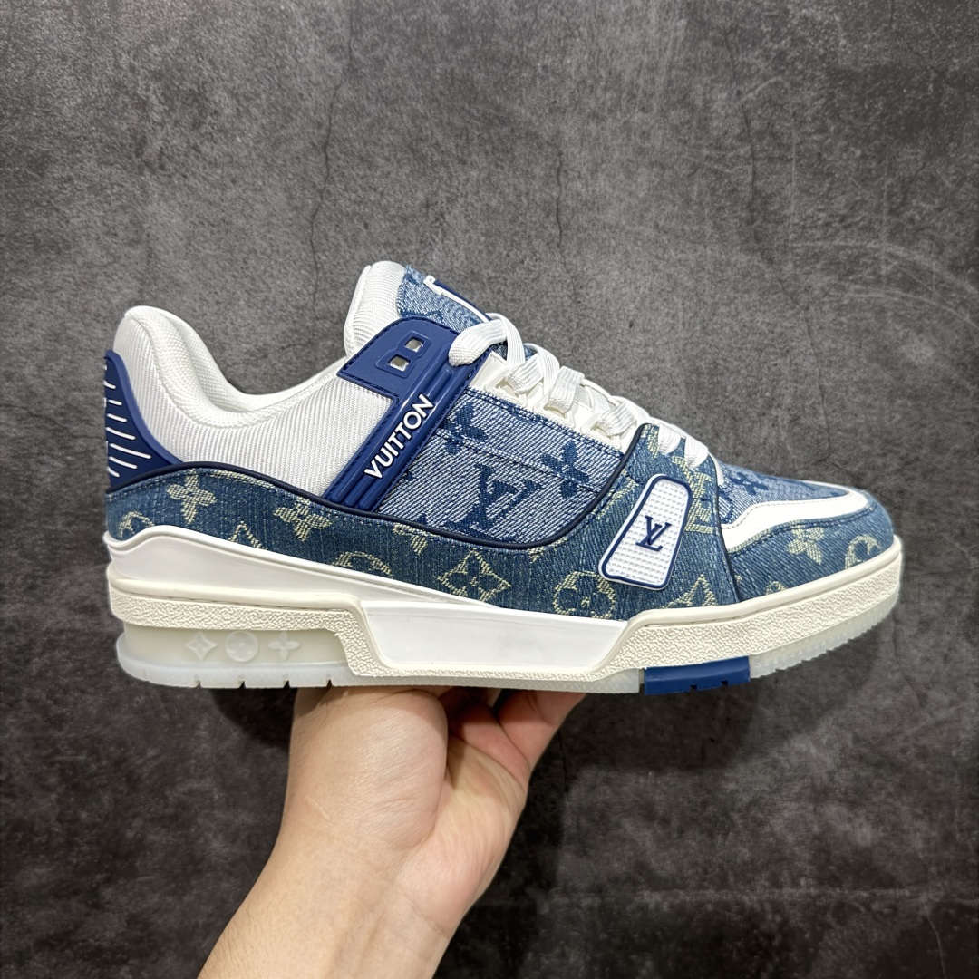 【顶级性价比版本】LV Trainer 满蓝牛仔 双层飞机礼盒 中高端品质 价格超值不杀猪 非市面假特价版本 广东产 顶级品质 真材实料 不偷材料 市售数一数二的好货 放眼市场同价格绝对找不到比他更好的货⚠️ 工厂长期补货 价格优势供应 所有配色均原版购入开发打造 正确原版 超高还原度 空胶工艺 各细节到位 鞋面为细柔小牛皮 厚实织物鞋带正确扣子配件 正确牛仔布料无色差 图案对版对位 白色软质荔枝皮 老花压印到位 细节 版型全都没毛病 正确鞋垫 中高端零售 杀猪这个版本没毛病 品质见实拍 无需过多文案赘述! 尺码: 39-45-选品中心