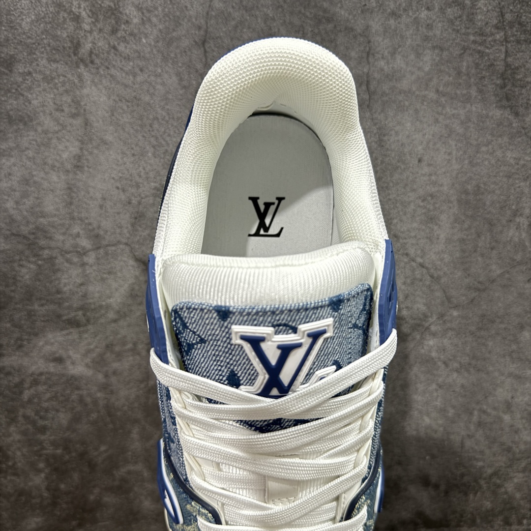 图片[8]-【顶级性价比版本】LV Trainer 满蓝牛仔 双层飞机礼盒 中高端品质 价格超值不杀猪 非市面假特价版本 广东产 顶级品质 真材实料 不偷材料 市售数一数二的好货 放眼市场同价格绝对找不到比他更好的货⚠️ 工厂长期补货 价格优势供应 所有配色均原版购入开发打造 正确原版 超高还原度 空胶工艺 各细节到位 鞋面为细柔小牛皮 厚实织物鞋带正确扣子配件 正确牛仔布料无色差 图案对版对位 白色软质荔枝皮 老花压印到位 细节 版型全都没毛病 正确鞋垫 中高端零售 杀猪这个版本没毛病 品质见实拍 无需过多文案赘述！ 尺码： 39-45-选品中心