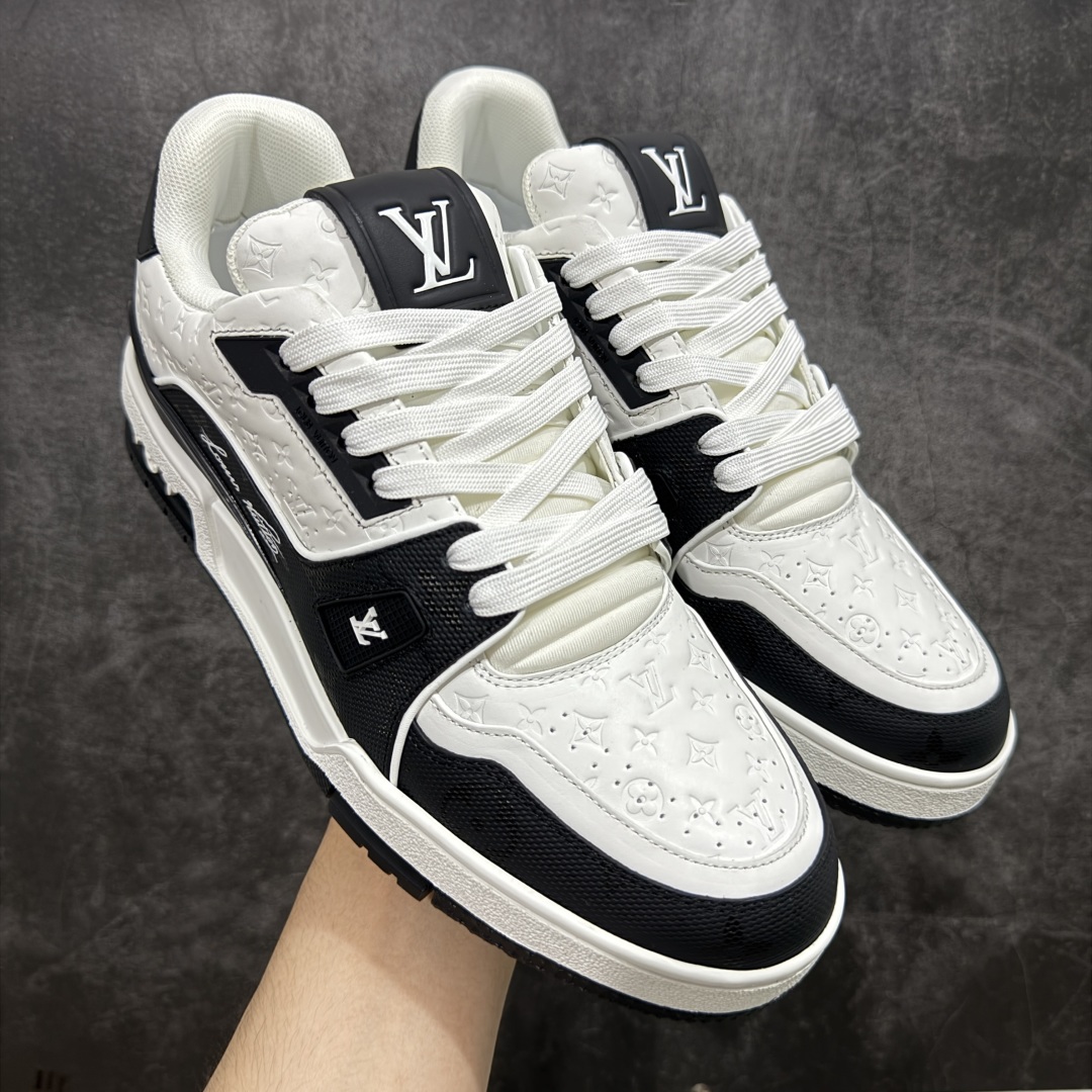 图片[2]-【顶级性价比版本】LV Trainer 合集 双层飞机礼盒 中高端品质 价格超值不杀猪 非市面假特价版本 广东产 顶级品质 真材实料 不偷材料 市售数一数二的好货 放眼市场同价格绝对找不到比他更好的货⚠️ 工厂长期补货 价格优势供应 所有配色均原版购入开发打造 正确原版 超高还原度 空胶工艺 各细节到位 鞋面为细柔小牛皮 厚实织物鞋带正确扣子配件 正确牛仔布料无色差 图案对版对位 白色软质荔枝皮 老花压印到位 细节 版型全都没毛病 正确鞋垫 中高端零售 杀猪这个版本没毛病 品质见实拍 无需过多文案赘述！ 尺码： 39-45-选品中心