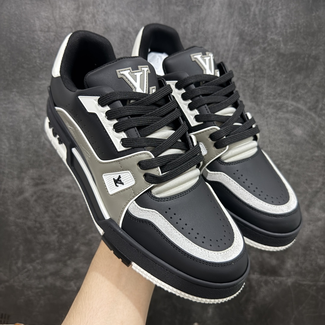 图片[7]-【顶级性价比版本】LV Trainer 合集 双层飞机礼盒 中高端品质 价格超值不杀猪 非市面假特价版本 广东产 顶级品质 真材实料 不偷材料 市售数一数二的好货 放眼市场同价格绝对找不到比他更好的货⚠️ 工厂长期补货 价格优势供应 所有配色均原版购入开发打造 正确原版 超高还原度 空胶工艺 各细节到位 鞋面为细柔小牛皮 厚实织物鞋带正确扣子配件 正确牛仔布料无色差 图案对版对位 白色软质荔枝皮 老花压印到位 细节 版型全都没毛病 正确鞋垫 中高端零售 杀猪这个版本没毛病 品质见实拍 无需过多文案赘述！ 尺码： 39-45-选品中心