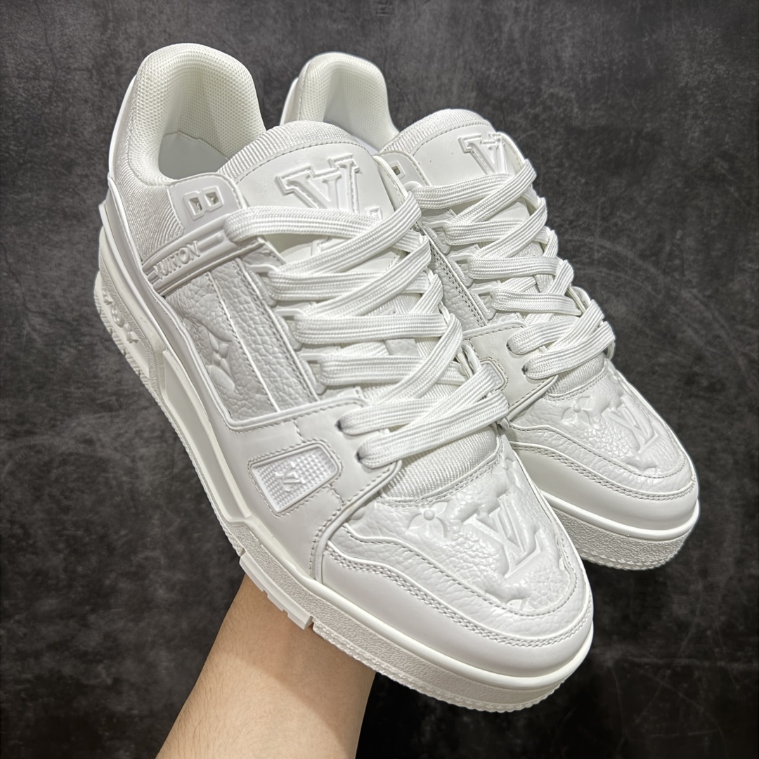 图片[6]-【顶级性价比版本】LV Trainer 合集 双层飞机礼盒 中高端品质 价格超值不杀猪 非市面假特价版本 广东产 顶级品质 真材实料 不偷材料 市售数一数二的好货 放眼市场同价格绝对找不到比他更好的货⚠️ 工厂长期补货 价格优势供应 所有配色均原版购入开发打造 正确原版 超高还原度 空胶工艺 各细节到位 鞋面为细柔小牛皮 厚实织物鞋带正确扣子配件 正确牛仔布料无色差 图案对版对位 白色软质荔枝皮 老花压印到位 细节 版型全都没毛病 正确鞋垫 中高端零售 杀猪这个版本没毛病 品质见实拍 无需过多文案赘述！ 尺码： 39-45-选品中心