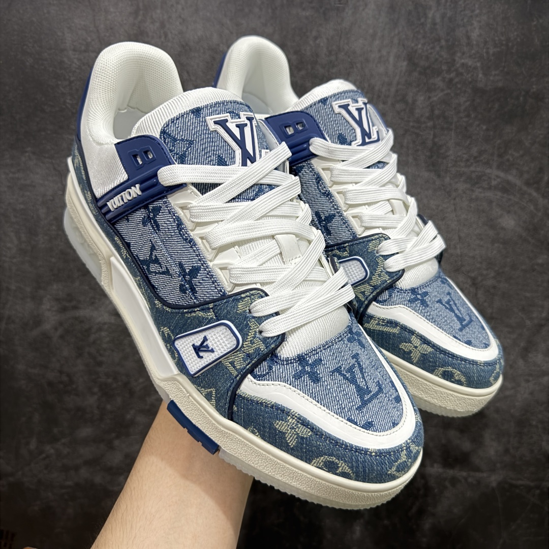 【顶级性价比版本】LV Trainer 合集 双层飞机礼盒 中高端品质 价格超值不杀猪 非市面假特价版本 广东产 顶级品质 真材实料 不偷材料 市售数一数二的好货 放眼市场同价格绝对找不到比他更好的货⚠️ 工厂长期补货 价格优势供应 所有配色均原版购入开发打造 正确原版 超高还原度 空胶工艺 各细节到位 鞋面为细柔小牛皮 厚实织物鞋带正确扣子配件 正确牛仔布料无色差 图案对版对位 白色软质荔枝皮 老花压印到位 细节 版型全都没毛病 正确鞋垫 中高端零售 杀猪这个版本没毛病 品质见实拍 无需过多文案赘述! 尺码: 39-45-选品中心