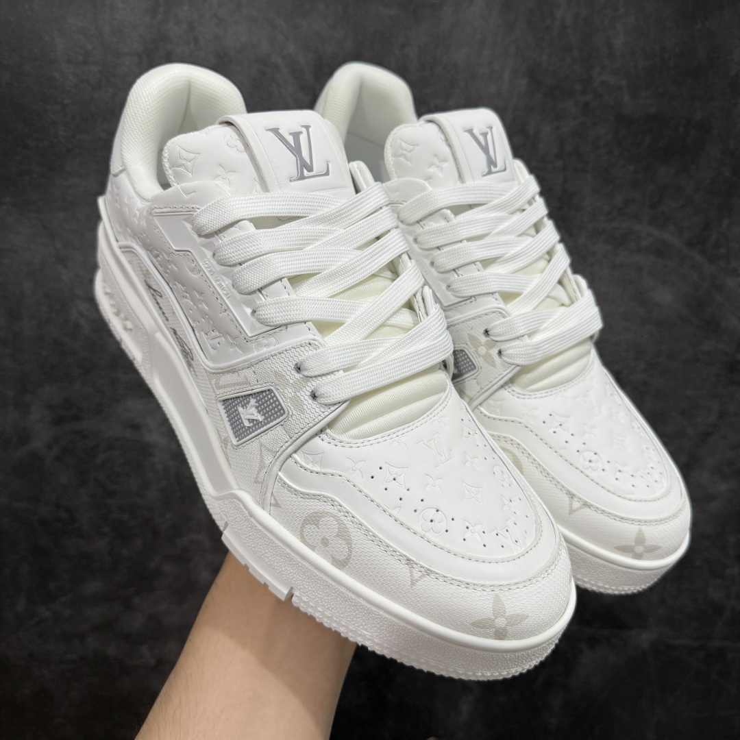 图片[4]-【顶级性价比版本】LV Trainer 合集 双层飞机礼盒 中高端品质 价格超值不杀猪 非市面假特价版本 广东产 顶级品质 真材实料 不偷材料 市售数一数二的好货 放眼市场同价格绝对找不到比他更好的货⚠️ 工厂长期补货 价格优势供应 所有配色均原版购入开发打造 正确原版 超高还原度 空胶工艺 各细节到位 鞋面为细柔小牛皮 厚实织物鞋带正确扣子配件 正确牛仔布料无色差 图案对版对位 白色软质荔枝皮 老花压印到位 细节 版型全都没毛病 正确鞋垫 中高端零售 杀猪这个版本没毛病 品质见实拍 无需过多文案赘述！ 尺码： 39-45-选品中心