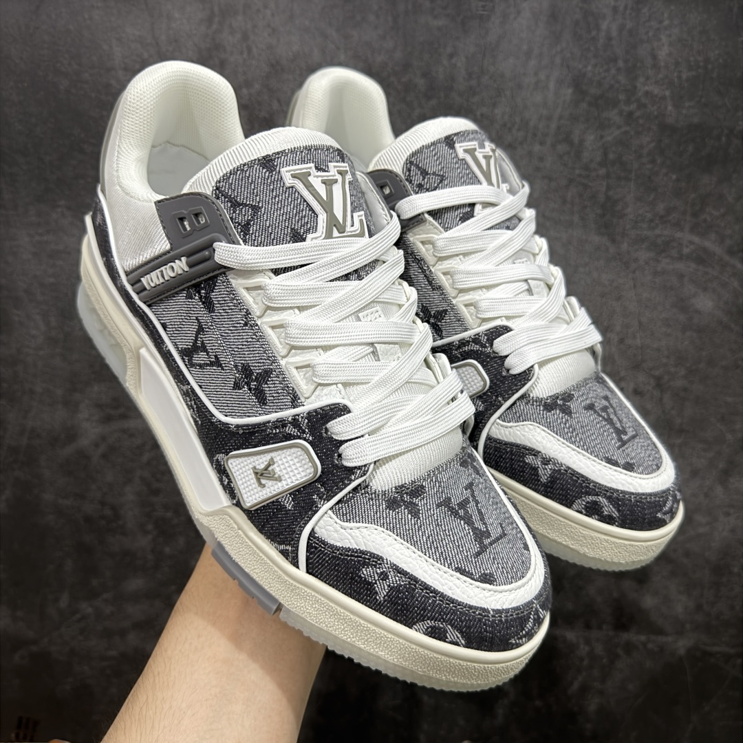 图片[3]-【顶级性价比版本】LV Trainer 合集 双层飞机礼盒 中高端品质 价格超值不杀猪 非市面假特价版本 广东产 顶级品质 真材实料 不偷材料 市售数一数二的好货 放眼市场同价格绝对找不到比他更好的货⚠️ 工厂长期补货 价格优势供应 所有配色均原版购入开发打造 正确原版 超高还原度 空胶工艺 各细节到位 鞋面为细柔小牛皮 厚实织物鞋带正确扣子配件 正确牛仔布料无色差 图案对版对位 白色软质荔枝皮 老花压印到位 细节 版型全都没毛病 正确鞋垫 中高端零售 杀猪这个版本没毛病 品质见实拍 无需过多文案赘述！ 尺码： 39-45-选品中心