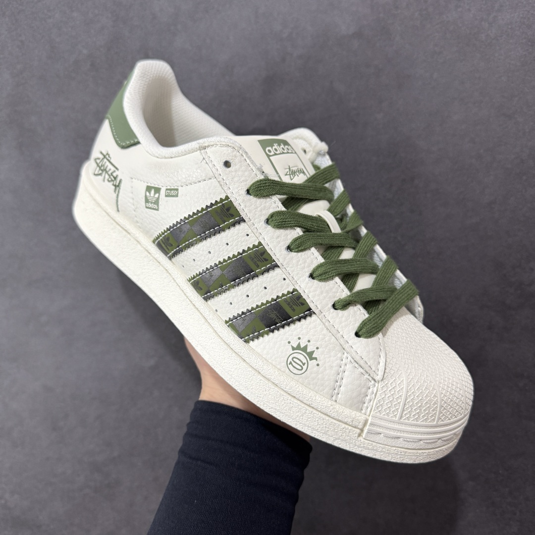 图片[3]-【定制版】AD Originals Superstar 经典复古贝壳头板鞋 XS0009 诞生于1969年 是第一双将全皮面鞋 身与橡胶鞋头结合在一起的低帮篮球鞋 Superstar最开始 是作为高帮篮球鞋Pro Model的低帮版本而出现的 但因为其独特和醒目的橡胶鞋头造型而让大家熟知 被大家形象地称为\”shelltoe\”贝壳头 在70年代的美国职业篮球场上 接近3/4的NBA球员都将这双Superstar作为场上用鞋 80年代之后 经过不断的改良和发展 Superstar逐渐成为横跨时装、音乐、街头文化、休闲和运动等各大领域的时尚潮鞋 尺码：36 36.5 37 38 38.5 39 40 40.5 41 42 42.5 43 44 44.5 45 编码：CCB290300-选品中心