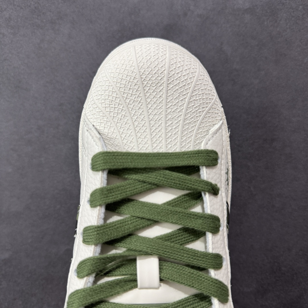 图片[8]-【定制版】AD Originals Superstar 经典复古贝壳头板鞋 XS0009 诞生于1969年 是第一双将全皮面鞋 身与橡胶鞋头结合在一起的低帮篮球鞋 Superstar最开始 是作为高帮篮球鞋Pro Model的低帮版本而出现的 但因为其独特和醒目的橡胶鞋头造型而让大家熟知 被大家形象地称为\”shelltoe\”贝壳头 在70年代的美国职业篮球场上 接近3/4的NBA球员都将这双Superstar作为场上用鞋 80年代之后 经过不断的改良和发展 Superstar逐渐成为横跨时装、音乐、街头文化、休闲和运动等各大领域的时尚潮鞋 尺码：36 36.5 37 38 38.5 39 40 40.5 41 42 42.5 43 44 44.5 45 编码：CCB290300-选品中心