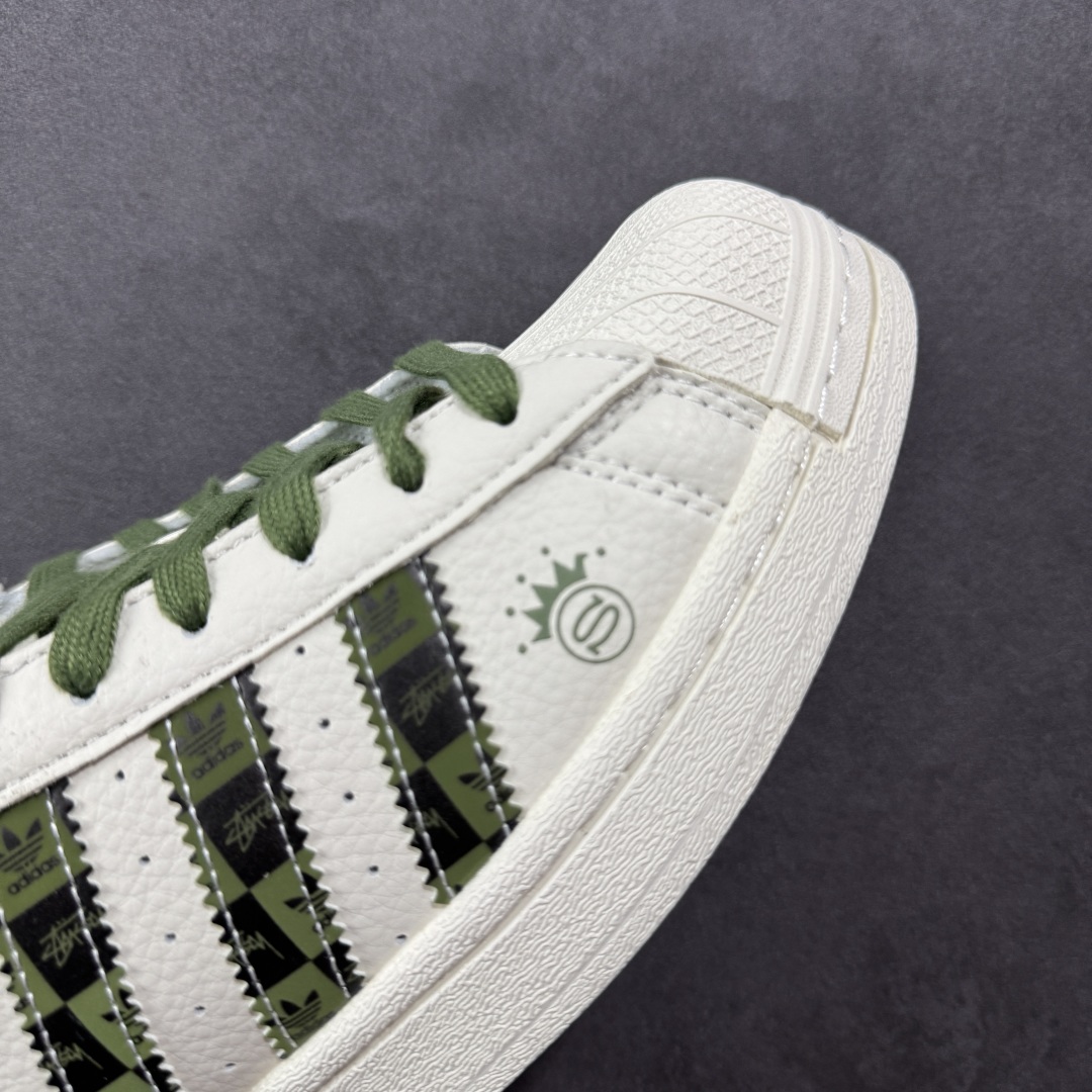 图片[5]-【定制版】AD Originals Superstar 经典复古贝壳头板鞋 XS0009 诞生于1969年 是第一双将全皮面鞋 身与橡胶鞋头结合在一起的低帮篮球鞋 Superstar最开始 是作为高帮篮球鞋Pro Model的低帮版本而出现的 但因为其独特和醒目的橡胶鞋头造型而让大家熟知 被大家形象地称为\”shelltoe\”贝壳头 在70年代的美国职业篮球场上 接近3/4的NBA球员都将这双Superstar作为场上用鞋 80年代之后 经过不断的改良和发展 Superstar逐渐成为横跨时装、音乐、街头文化、休闲和运动等各大领域的时尚潮鞋 尺码：36 36.5 37 38 38.5 39 40 40.5 41 42 42.5 43 44 44.5 45 编码：CCB290300-选品中心