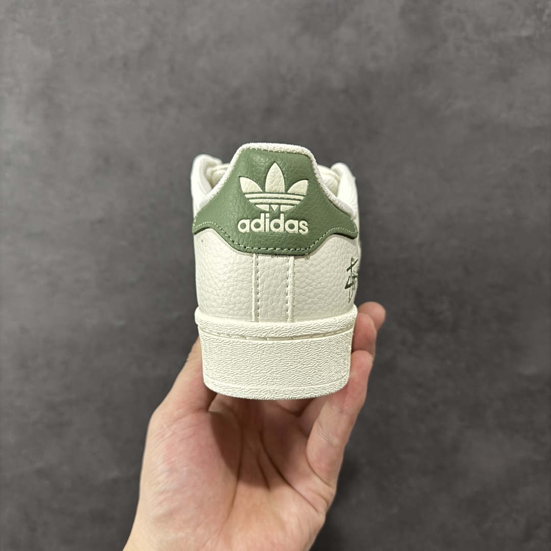 图片[4]-【定制版】AD Originals Superstar 经典复古贝壳头板鞋 XS0009 诞生于1969年 是第一双将全皮面鞋 身与橡胶鞋头结合在一起的低帮篮球鞋 Superstar最开始 是作为高帮篮球鞋Pro Model的低帮版本而出现的 但因为其独特和醒目的橡胶鞋头造型而让大家熟知 被大家形象地称为\”shelltoe\”贝壳头 在70年代的美国职业篮球场上 接近3/4的NBA球员都将这双Superstar作为场上用鞋 80年代之后 经过不断的改良和发展 Superstar逐渐成为横跨时装、音乐、街头文化、休闲和运动等各大领域的时尚潮鞋 尺码：36 36.5 37 38 38.5 39 40 40.5 41 42 42.5 43 44 44.5 45 编码：CCB290300-选品中心