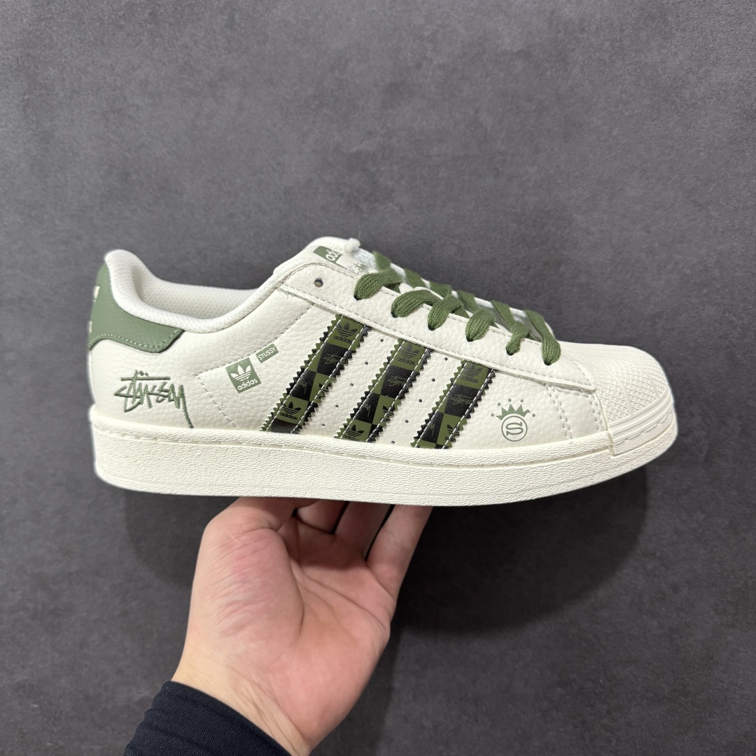 【定制版】AD Originals Superstar 经典复古贝壳头板鞋 XS0009 诞生于1969年 是第一双将全皮面鞋 身与橡胶鞋头结合在一起的低帮篮球鞋 Superstar最开始 是作为高帮篮球鞋Pro Model的低帮版本而出现的 但因为其独特和醒目的橡胶鞋头造型而让大家熟知 被大家形象地称为\