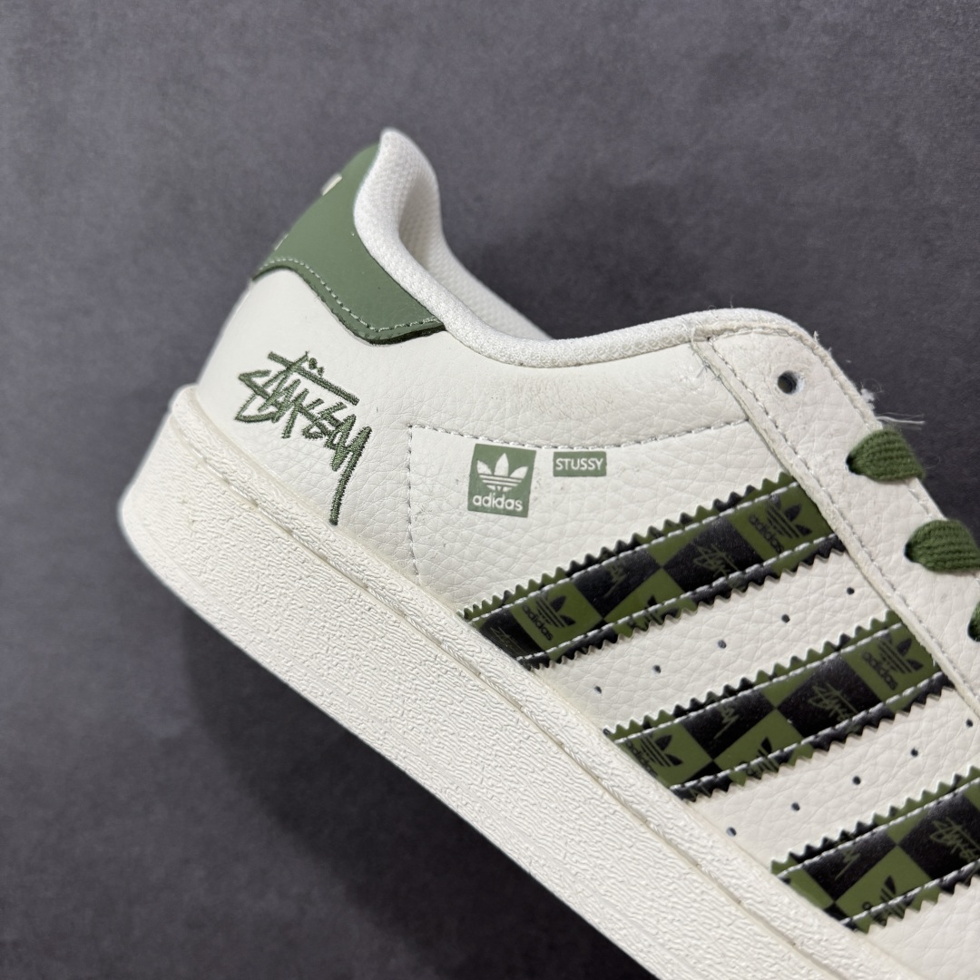 图片[6]-【定制版】AD Originals Superstar 经典复古贝壳头板鞋 XS0009 诞生于1969年 是第一双将全皮面鞋 身与橡胶鞋头结合在一起的低帮篮球鞋 Superstar最开始 是作为高帮篮球鞋Pro Model的低帮版本而出现的 但因为其独特和醒目的橡胶鞋头造型而让大家熟知 被大家形象地称为\”shelltoe\”贝壳头 在70年代的美国职业篮球场上 接近3/4的NBA球员都将这双Superstar作为场上用鞋 80年代之后 经过不断的改良和发展 Superstar逐渐成为横跨时装、音乐、街头文化、休闲和运动等各大领域的时尚潮鞋 尺码：36 36.5 37 38 38.5 39 40 40.5 41 42 42.5 43 44 44.5 45 编码：CCB290300-选品中心