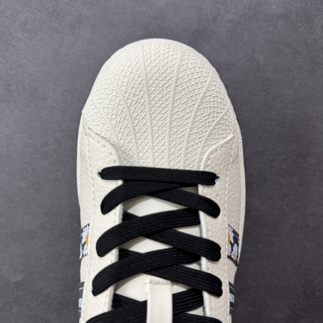  
【定制版】AD Originals Superstar x 小雏菊
采用全新头层拼接皮革材质
后跟采