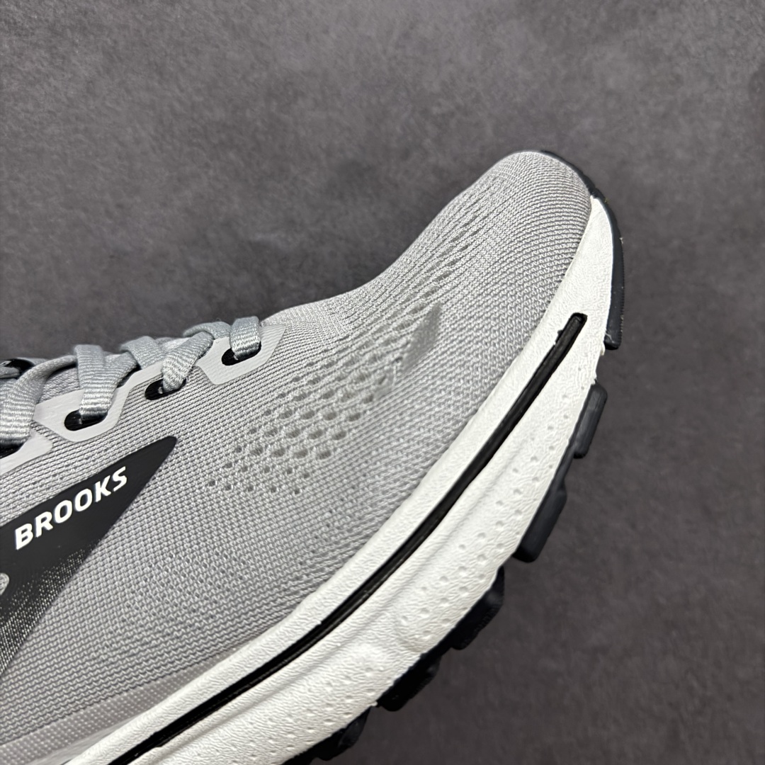 图片[5]-【公司级】布鲁克斯Brooks Ghost 幽灵 15 经典鞋款厚底增高运动老爹鞋 幽灵麦克斯，作为Brooks家的次顶级缓震跑鞋，Ghost 幽灵凭借优秀的脚感和穿着体验一直备受好评，是Brooks最畅销的鞋款之一。Ghost 15延续了该系列简洁大方的家族式设计语言，整体设计干净利落，大大的logo在沉稳中又透露着一丝张扬，任何年纪的跑者穿着都不会有违和感。工程针织鞋面带来贴合式的包裹体验，鞋面有一定的厚度，春秋，冬季都是非常不错的选择。大大的压胶LOGO有一定的拉扯强度，在优化鞋身设计的同时起到了稳定鞋面，提升稳定性的作用。鞋尖做了加强处理，而且硬度很高，来提升前掌的舒适度和保护性。后跟采用硬质港宝搭配环绕TPU的组合，来提升鞋身稳定性，配合充分的泡棉填充，包裹感十足。Ghost 15的中底采用了一体式DNA Loft V2泡棉，具有非常好的缓震性能，滚定性也非常好。橡胶厚度非常可观，鞋底巨大凹槽纹路，抓地性和止滑性都非常棒。Ghost 15的定位更偏向是一双综训鞋，兼顾缓震效能的同时回弹效果更佳。 尺码：36-46-选品中心