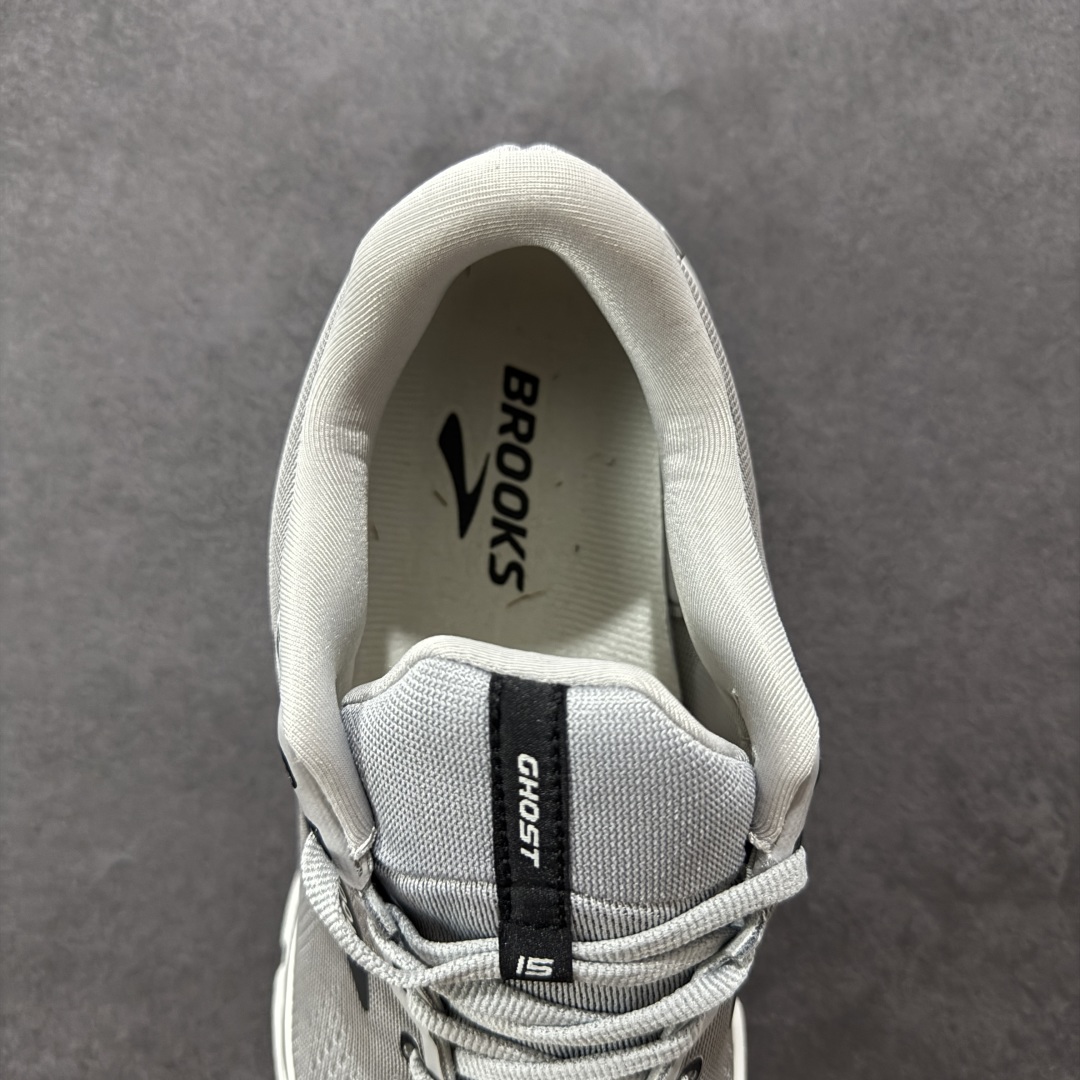 图片[7]-【公司级】布鲁克斯Brooks Ghost 幽灵 15 经典鞋款厚底增高运动老爹鞋 幽灵麦克斯，作为Brooks家的次顶级缓震跑鞋，Ghost 幽灵凭借优秀的脚感和穿着体验一直备受好评，是Brooks最畅销的鞋款之一。Ghost 15延续了该系列简洁大方的家族式设计语言，整体设计干净利落，大大的logo在沉稳中又透露着一丝张扬，任何年纪的跑者穿着都不会有违和感。工程针织鞋面带来贴合式的包裹体验，鞋面有一定的厚度，春秋，冬季都是非常不错的选择。大大的压胶LOGO有一定的拉扯强度，在优化鞋身设计的同时起到了稳定鞋面，提升稳定性的作用。鞋尖做了加强处理，而且硬度很高，来提升前掌的舒适度和保护性。后跟采用硬质港宝搭配环绕TPU的组合，来提升鞋身稳定性，配合充分的泡棉填充，包裹感十足。Ghost 15的中底采用了一体式DNA Loft V2泡棉，具有非常好的缓震性能，滚定性也非常好。橡胶厚度非常可观，鞋底巨大凹槽纹路，抓地性和止滑性都非常棒。Ghost 15的定位更偏向是一双综训鞋，兼顾缓震效能的同时回弹效果更佳。 尺码：36-46-选品中心