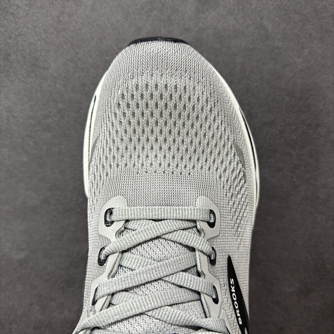 图片[8]-【公司级】布鲁克斯Brooks Ghost 幽灵 15 经典鞋款厚底增高运动老爹鞋 幽灵麦克斯，作为Brooks家的次顶级缓震跑鞋，Ghost 幽灵凭借优秀的脚感和穿着体验一直备受好评，是Brooks最畅销的鞋款之一。Ghost 15延续了该系列简洁大方的家族式设计语言，整体设计干净利落，大大的logo在沉稳中又透露着一丝张扬，任何年纪的跑者穿着都不会有违和感。工程针织鞋面带来贴合式的包裹体验，鞋面有一定的厚度，春秋，冬季都是非常不错的选择。大大的压胶LOGO有一定的拉扯强度，在优化鞋身设计的同时起到了稳定鞋面，提升稳定性的作用。鞋尖做了加强处理，而且硬度很高，来提升前掌的舒适度和保护性。后跟采用硬质港宝搭配环绕TPU的组合，来提升鞋身稳定性，配合充分的泡棉填充，包裹感十足。Ghost 15的中底采用了一体式DNA Loft V2泡棉，具有非常好的缓震性能，滚定性也非常好。橡胶厚度非常可观，鞋底巨大凹槽纹路，抓地性和止滑性都非常棒。Ghost 15的定位更偏向是一双综训鞋，兼顾缓震效能的同时回弹效果更佳。 尺码：36-46-选品中心