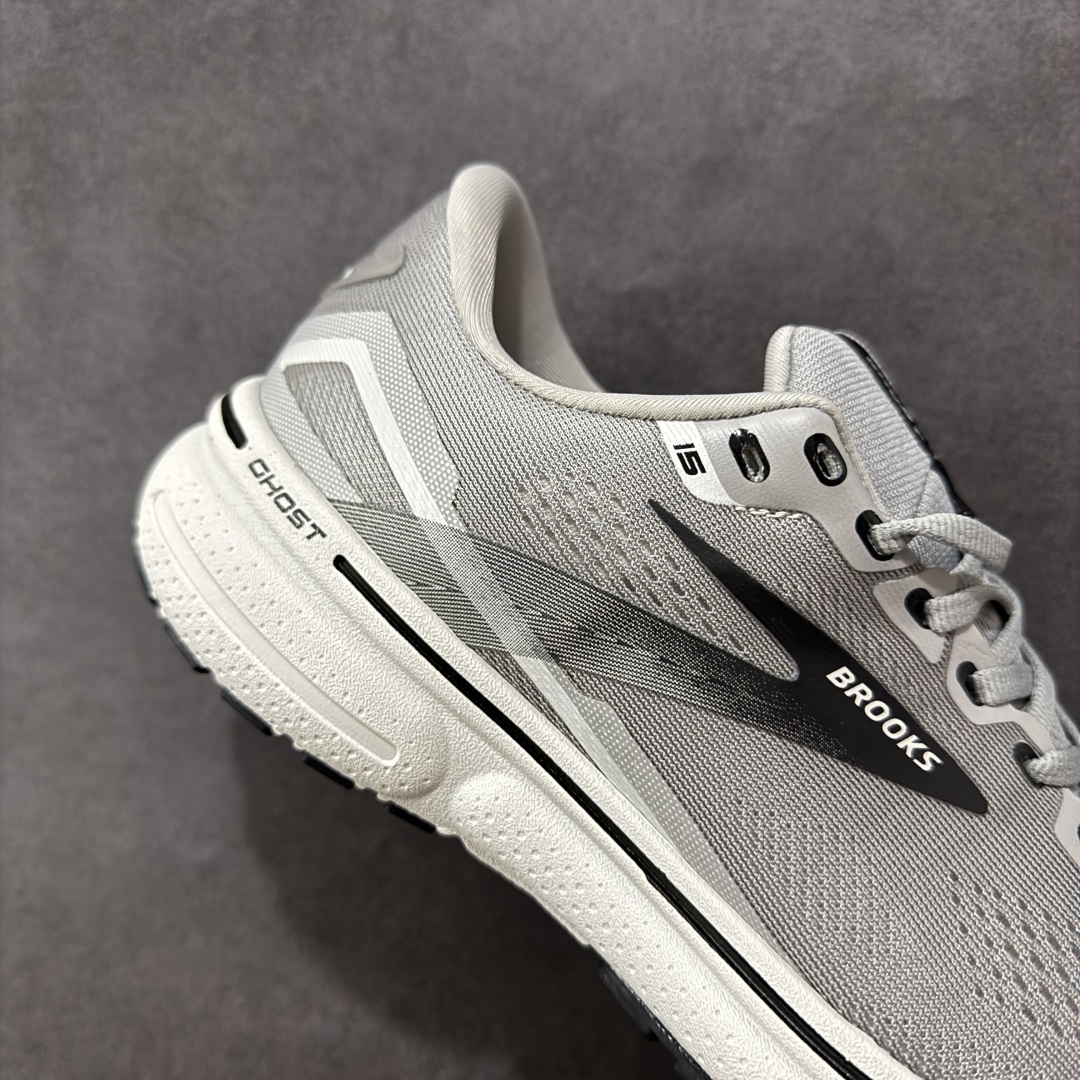 图片[6]-【公司级】布鲁克斯Brooks Ghost 幽灵 15 经典鞋款厚底增高运动老爹鞋 幽灵麦克斯，作为Brooks家的次顶级缓震跑鞋，Ghost 幽灵凭借优秀的脚感和穿着体验一直备受好评，是Brooks最畅销的鞋款之一。Ghost 15延续了该系列简洁大方的家族式设计语言，整体设计干净利落，大大的logo在沉稳中又透露着一丝张扬，任何年纪的跑者穿着都不会有违和感。工程针织鞋面带来贴合式的包裹体验，鞋面有一定的厚度，春秋，冬季都是非常不错的选择。大大的压胶LOGO有一定的拉扯强度，在优化鞋身设计的同时起到了稳定鞋面，提升稳定性的作用。鞋尖做了加强处理，而且硬度很高，来提升前掌的舒适度和保护性。后跟采用硬质港宝搭配环绕TPU的组合，来提升鞋身稳定性，配合充分的泡棉填充，包裹感十足。Ghost 15的中底采用了一体式DNA Loft V2泡棉，具有非常好的缓震性能，滚定性也非常好。橡胶厚度非常可观，鞋底巨大凹槽纹路，抓地性和止滑性都非常棒。Ghost 15的定位更偏向是一双综训鞋，兼顾缓震效能的同时回弹效果更佳。 尺码：36-46-选品中心