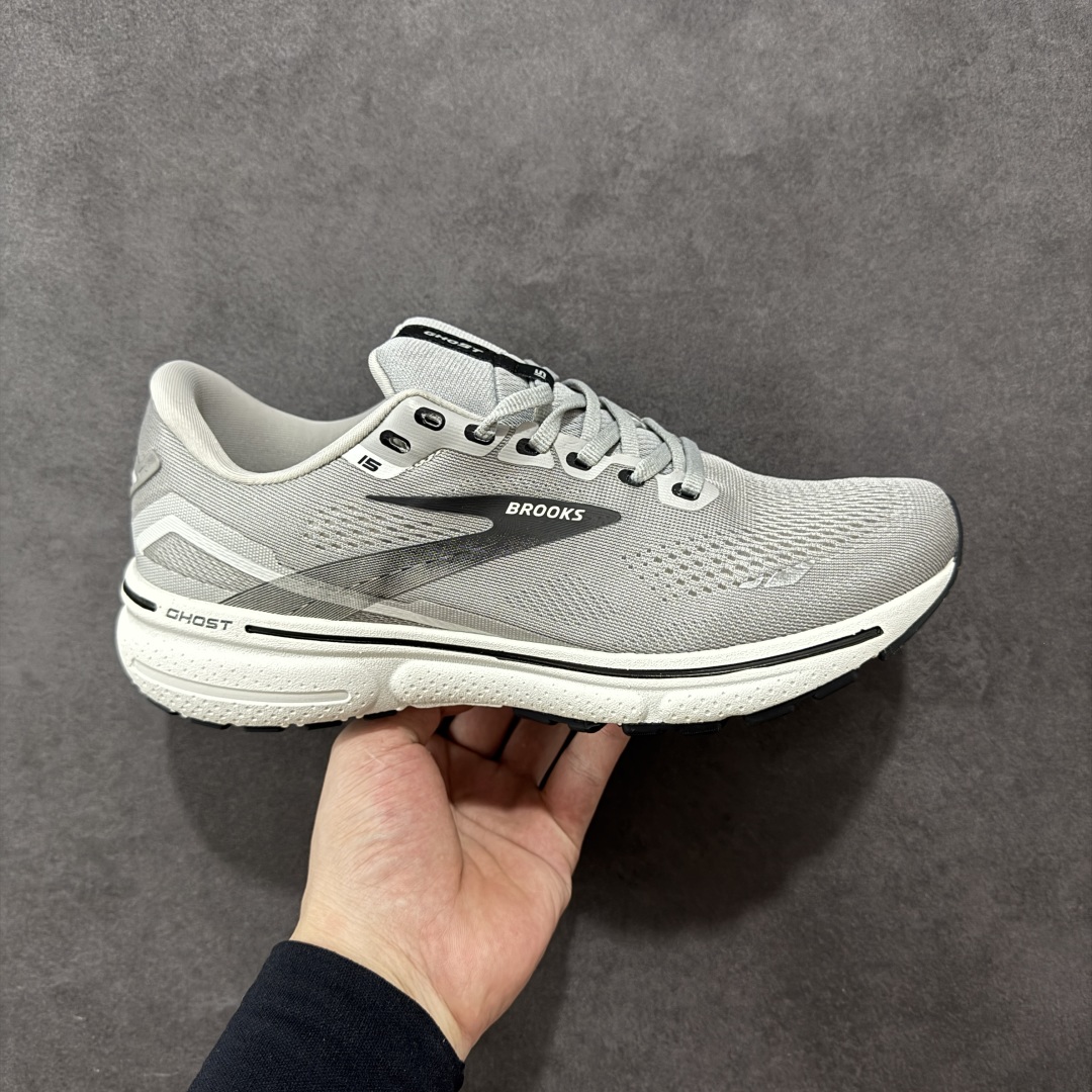 【公司级】布鲁克斯Brooks Ghost 幽灵 15 经典鞋款厚底增高运动老爹鞋 幽灵麦克斯,作为Brooks家的次顶级缓震跑鞋,Ghost 幽灵凭借优秀的脚感和穿着体验一直备受好评,是Brooks最畅销的鞋款之一。Ghost 15延续了该系列简洁大方的家族式设计语言,整体设计干净利落,大大的logo在沉稳中又透露着一丝张扬,任何年纪的跑者穿着都不会有违和感。工程针织鞋面带来贴合式的包裹体验,鞋面有一定的厚度,春秋,冬季都是非常不错的选择。大大的压胶LOGO有一定的拉扯强度,在优化鞋身设计的同时起到了稳定鞋面,提升稳定性的作用。鞋尖做了加强处理,而且硬度很高,来提升前掌的舒适度和保护性。后跟采用硬质港宝搭配环绕TPU的组合,来提升鞋身稳定性,配合充分的泡棉填充,包裹感十足。Ghost 15的中底采用了一体式DNA Loft V2泡棉,具有非常好的缓震性能,滚定性也非常好。橡胶厚度非常可观,鞋底巨大凹槽纹路,抓地性和止滑性都非常棒。Ghost 15的定位更偏向是一双综训鞋,兼顾缓震效能的同时回弹效果更佳。 尺码:36-46-选品中心