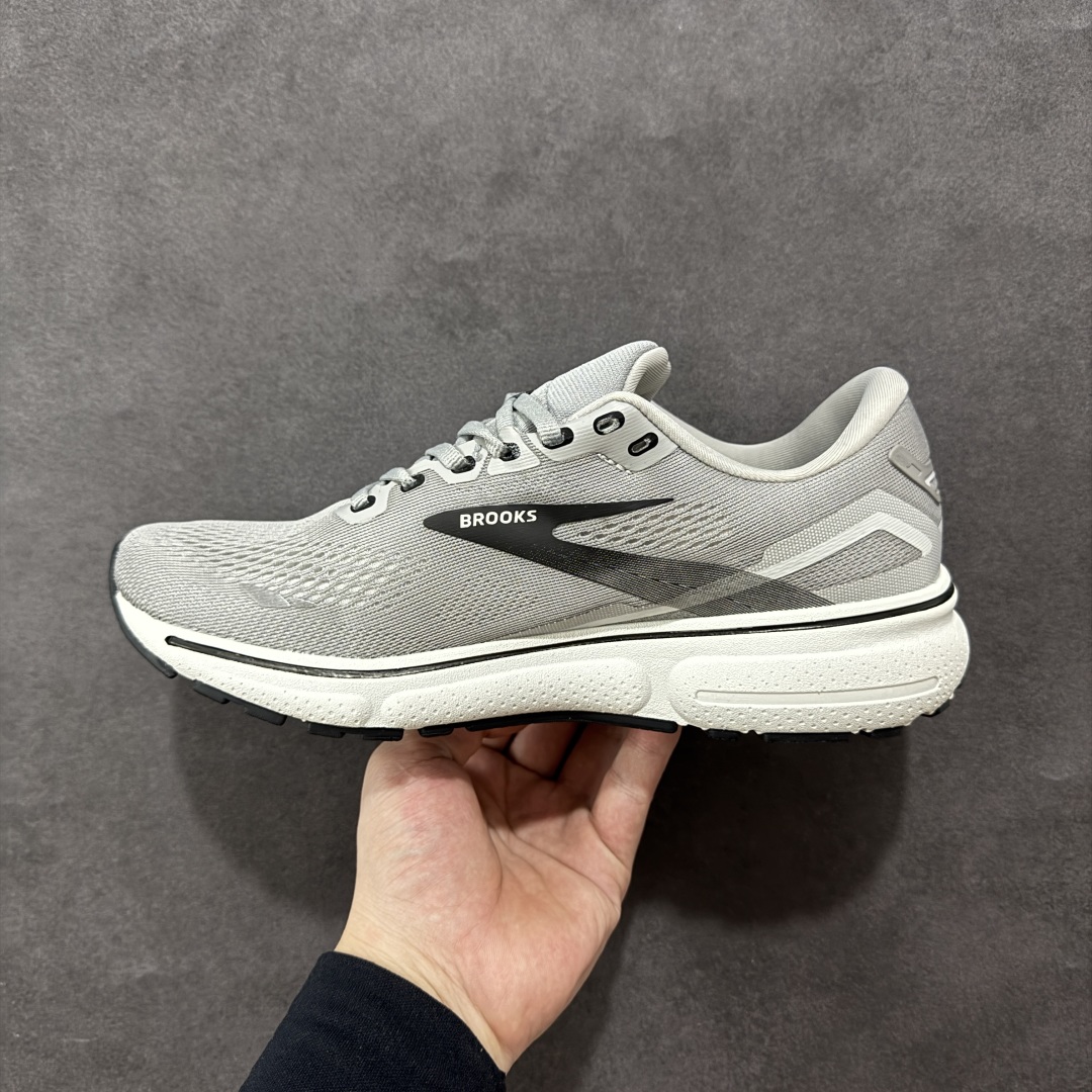 图片[2]-【公司级】布鲁克斯Brooks Ghost 幽灵 15 经典鞋款厚底增高运动老爹鞋 幽灵麦克斯，作为Brooks家的次顶级缓震跑鞋，Ghost 幽灵凭借优秀的脚感和穿着体验一直备受好评，是Brooks最畅销的鞋款之一。Ghost 15延续了该系列简洁大方的家族式设计语言，整体设计干净利落，大大的logo在沉稳中又透露着一丝张扬，任何年纪的跑者穿着都不会有违和感。工程针织鞋面带来贴合式的包裹体验，鞋面有一定的厚度，春秋，冬季都是非常不错的选择。大大的压胶LOGO有一定的拉扯强度，在优化鞋身设计的同时起到了稳定鞋面，提升稳定性的作用。鞋尖做了加强处理，而且硬度很高，来提升前掌的舒适度和保护性。后跟采用硬质港宝搭配环绕TPU的组合，来提升鞋身稳定性，配合充分的泡棉填充，包裹感十足。Ghost 15的中底采用了一体式DNA Loft V2泡棉，具有非常好的缓震性能，滚定性也非常好。橡胶厚度非常可观，鞋底巨大凹槽纹路，抓地性和止滑性都非常棒。Ghost 15的定位更偏向是一双综训鞋，兼顾缓震效能的同时回弹效果更佳。 尺码：36-46-选品中心