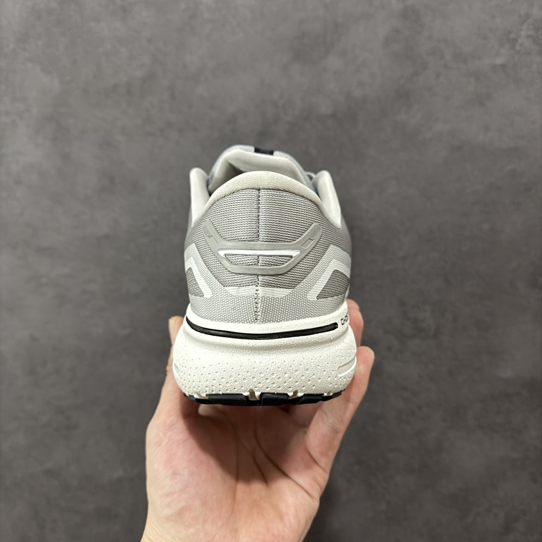 图片[4]-【公司级】布鲁克斯Brooks Ghost 幽灵 15 经典鞋款厚底增高运动老爹鞋 幽灵麦克斯，作为Brooks家的次顶级缓震跑鞋，Ghost 幽灵凭借优秀的脚感和穿着体验一直备受好评，是Brooks最畅销的鞋款之一。Ghost 15延续了该系列简洁大方的家族式设计语言，整体设计干净利落，大大的logo在沉稳中又透露着一丝张扬，任何年纪的跑者穿着都不会有违和感。工程针织鞋面带来贴合式的包裹体验，鞋面有一定的厚度，春秋，冬季都是非常不错的选择。大大的压胶LOGO有一定的拉扯强度，在优化鞋身设计的同时起到了稳定鞋面，提升稳定性的作用。鞋尖做了加强处理，而且硬度很高，来提升前掌的舒适度和保护性。后跟采用硬质港宝搭配环绕TPU的组合，来提升鞋身稳定性，配合充分的泡棉填充，包裹感十足。Ghost 15的中底采用了一体式DNA Loft V2泡棉，具有非常好的缓震性能，滚定性也非常好。橡胶厚度非常可观，鞋底巨大凹槽纹路，抓地性和止滑性都非常棒。Ghost 15的定位更偏向是一双综训鞋，兼顾缓震效能的同时回弹效果更佳。 尺码：36-46-选品中心