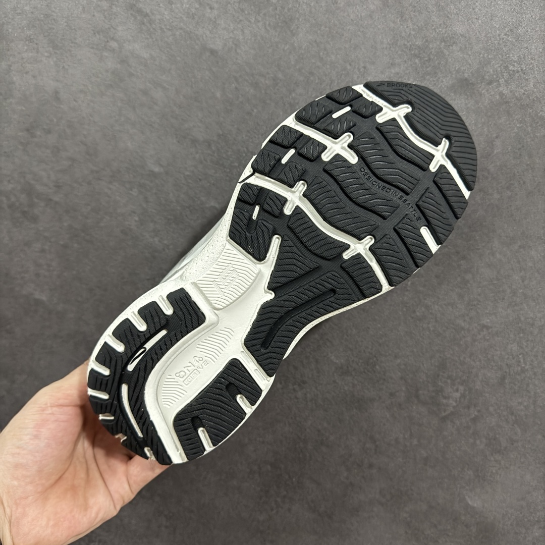 图片[9]-【公司级】布鲁克斯Brooks Ghost 幽灵 15 经典鞋款厚底增高运动老爹鞋 幽灵麦克斯，作为Brooks家的次顶级缓震跑鞋，Ghost 幽灵凭借优秀的脚感和穿着体验一直备受好评，是Brooks最畅销的鞋款之一。Ghost 15延续了该系列简洁大方的家族式设计语言，整体设计干净利落，大大的logo在沉稳中又透露着一丝张扬，任何年纪的跑者穿着都不会有违和感。工程针织鞋面带来贴合式的包裹体验，鞋面有一定的厚度，春秋，冬季都是非常不错的选择。大大的压胶LOGO有一定的拉扯强度，在优化鞋身设计的同时起到了稳定鞋面，提升稳定性的作用。鞋尖做了加强处理，而且硬度很高，来提升前掌的舒适度和保护性。后跟采用硬质港宝搭配环绕TPU的组合，来提升鞋身稳定性，配合充分的泡棉填充，包裹感十足。Ghost 15的中底采用了一体式DNA Loft V2泡棉，具有非常好的缓震性能，滚定性也非常好。橡胶厚度非常可观，鞋底巨大凹槽纹路，抓地性和止滑性都非常棒。Ghost 15的定位更偏向是一双综训鞋，兼顾缓震效能的同时回弹效果更佳。 尺码：36-46-选品中心