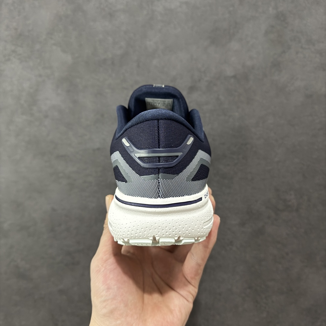 图片[4]-【公司级】布鲁克斯Brooks Ghost 幽灵 15 经典鞋款厚底增高运动老爹鞋 幽灵麦克斯，作为Brooks家的次顶级缓震跑鞋，Ghost 幽灵凭借优秀的脚感和穿着体验一直备受好评，是Brooks最畅销的鞋款之一。Ghost 15延续了该系列简洁大方的家族式设计语言，整体设计干净利落，大大的logo在沉稳中又透露着一丝张扬，任何年纪的跑者穿着都不会有违和感。工程针织鞋面带来贴合式的包裹体验，鞋面有一定的厚度，春秋，冬季都是非常不错的选择。大大的压胶LOGO有一定的拉扯强度，在优化鞋身设计的同时起到了稳定鞋面，提升稳定性的作用。鞋尖做了加强处理，而且硬度很高，来提升前掌的舒适度和保护性。后跟采用硬质港宝搭配环绕TPU的组合，来提升鞋身稳定性，配合充分的泡棉填充，包裹感十足。Ghost 15的中底采用了一体式DNA Loft V2泡棉，具有非常好的缓震性能，滚定性也非常好。橡胶厚度非常可观，鞋底巨大凹槽纹路，抓地性和止滑性都非常棒。Ghost 15的定位更偏向是一双综训鞋，兼顾缓震效能的同时回弹效果更佳。 尺码：36-46-选品中心